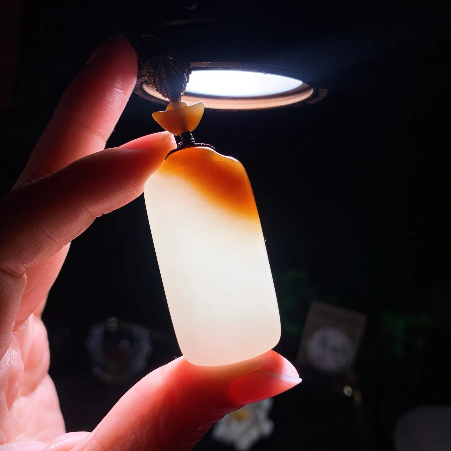 新疆和田玉白玉且末糖羊脂平安无事挂件 尺寸47/23/10重32克。玉质细腻油润。手推出油。佩戴高端典雅。lt260209