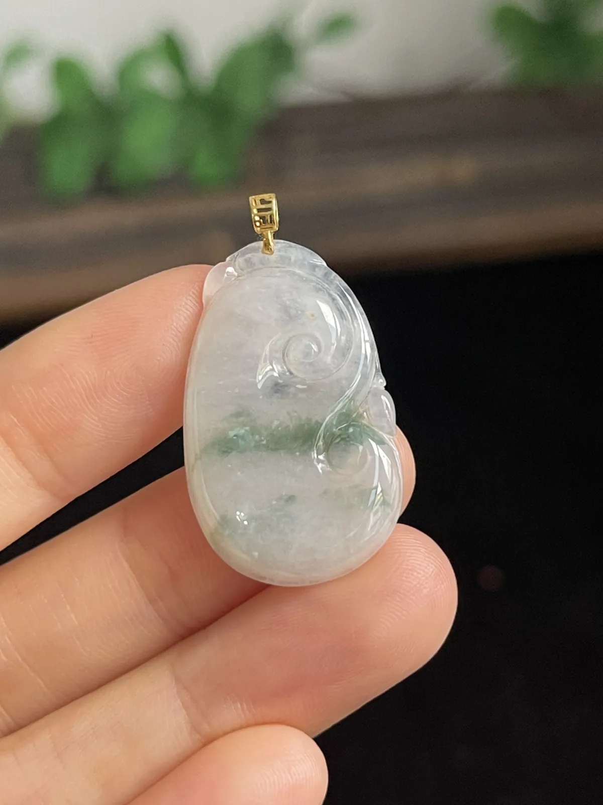 翡翠冰糯种飘绿如意