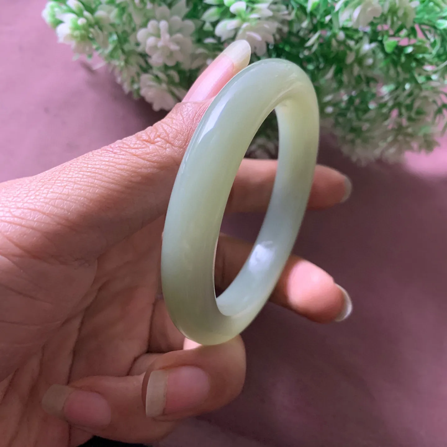 高冰清水，和田玉55.5圈口晴水色手镯【挽间柔情】，肉眼几乎无结构，镯型古朴典雅。在诗情画意的雨巷相遇，你是我腕间的一抹风情，有你眸有深情.清风荡漾湖间静水，我愿俯身低眉，在烟波涟漪处寻