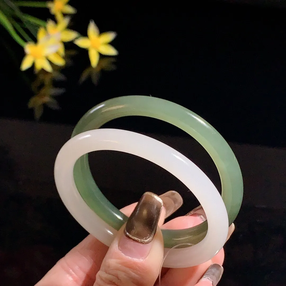 对镯！和田玉51圈口白玉加湖水绿对镯手镯，玉质细腻油润 底色纯净  无裂无杂 脂粉好，品质好