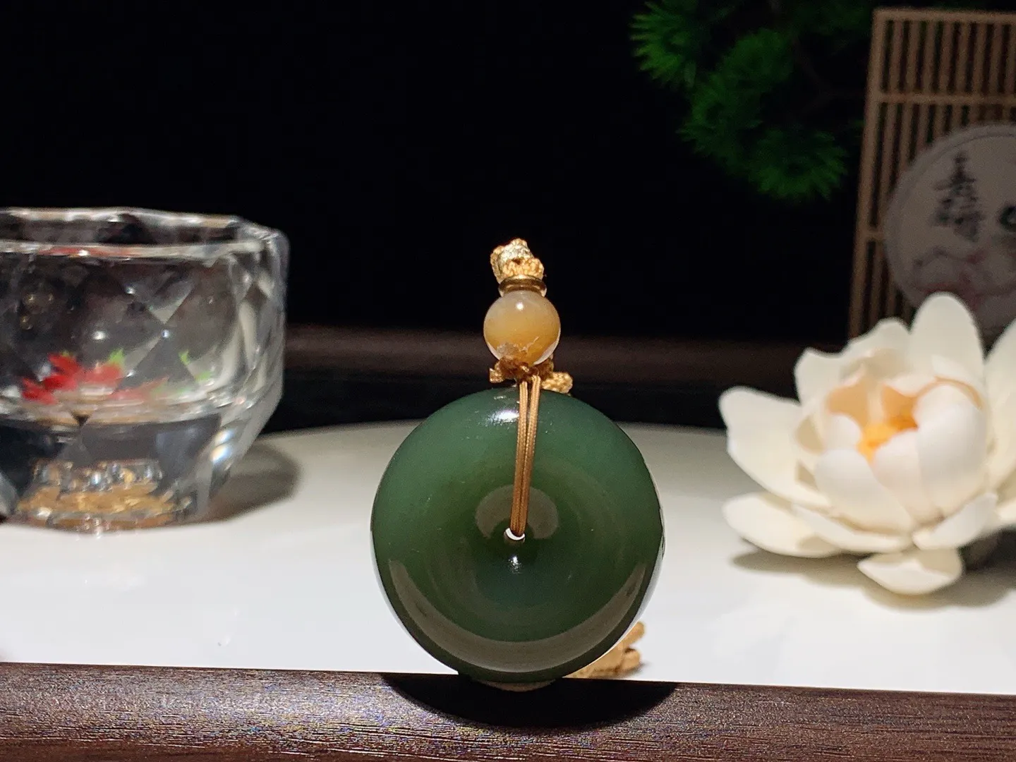 和田玉湖水绿平安扣挂件 尺寸30/14重26克。玉质细腻油润。手推出油。佩戴高端典雅。lt260209
