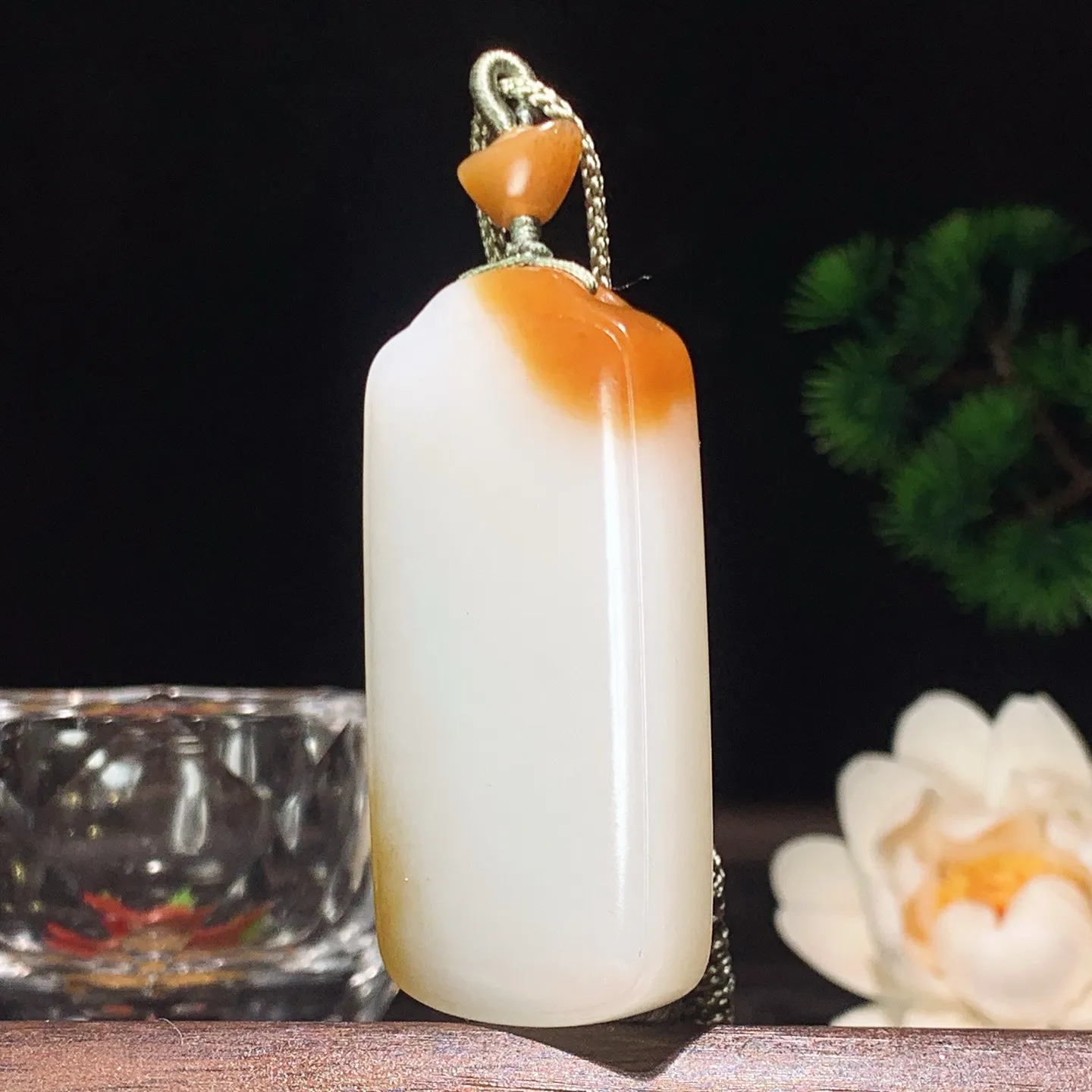 新疆和田玉白玉且末糖羊脂平安无事挂件 尺寸56/27/10重42克。玉质细腻油润。手推出油。佩戴高端典雅。lt260209