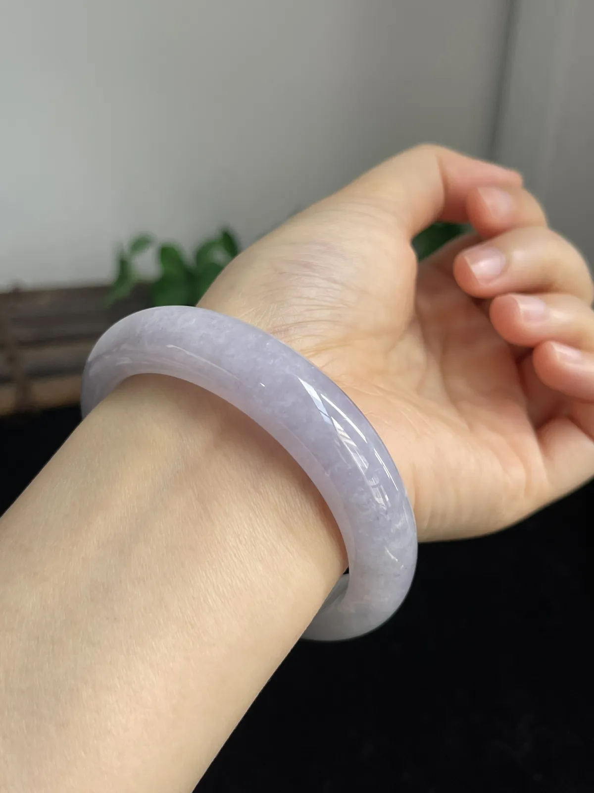 正圈56.7圈口，翡翠糯化种白色手镯