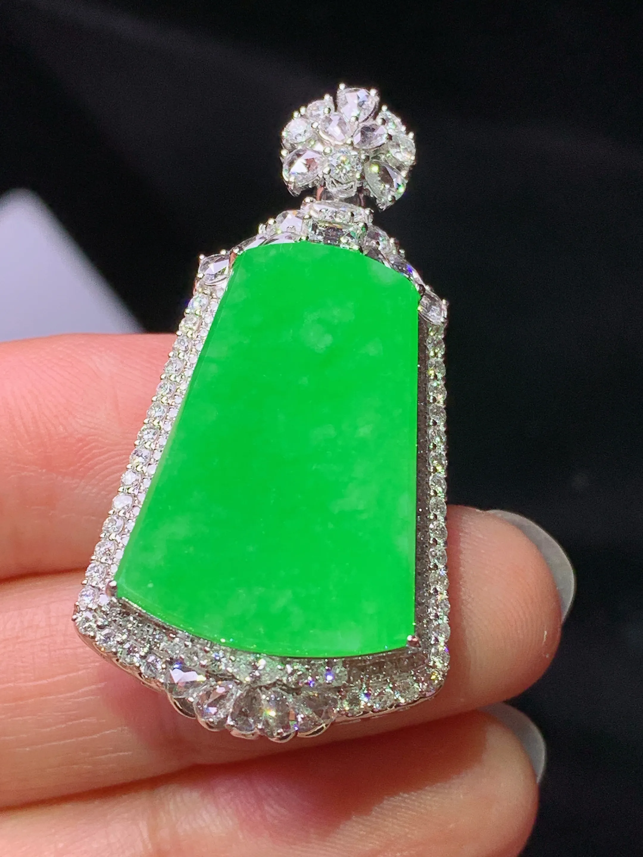 18k金钻镶嵌翠绿无事牌吊坠 玉质细腻 色泽艳丽清新 整体尺寸40.5*21.1*11.3