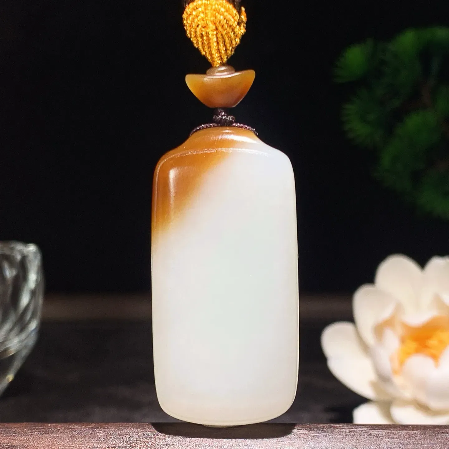 新疆和田玉白玉且末糖羊脂平安无事挂件 尺寸47/23/10重32克。玉质细腻油润。手推出油。佩戴高端典雅。lt260209