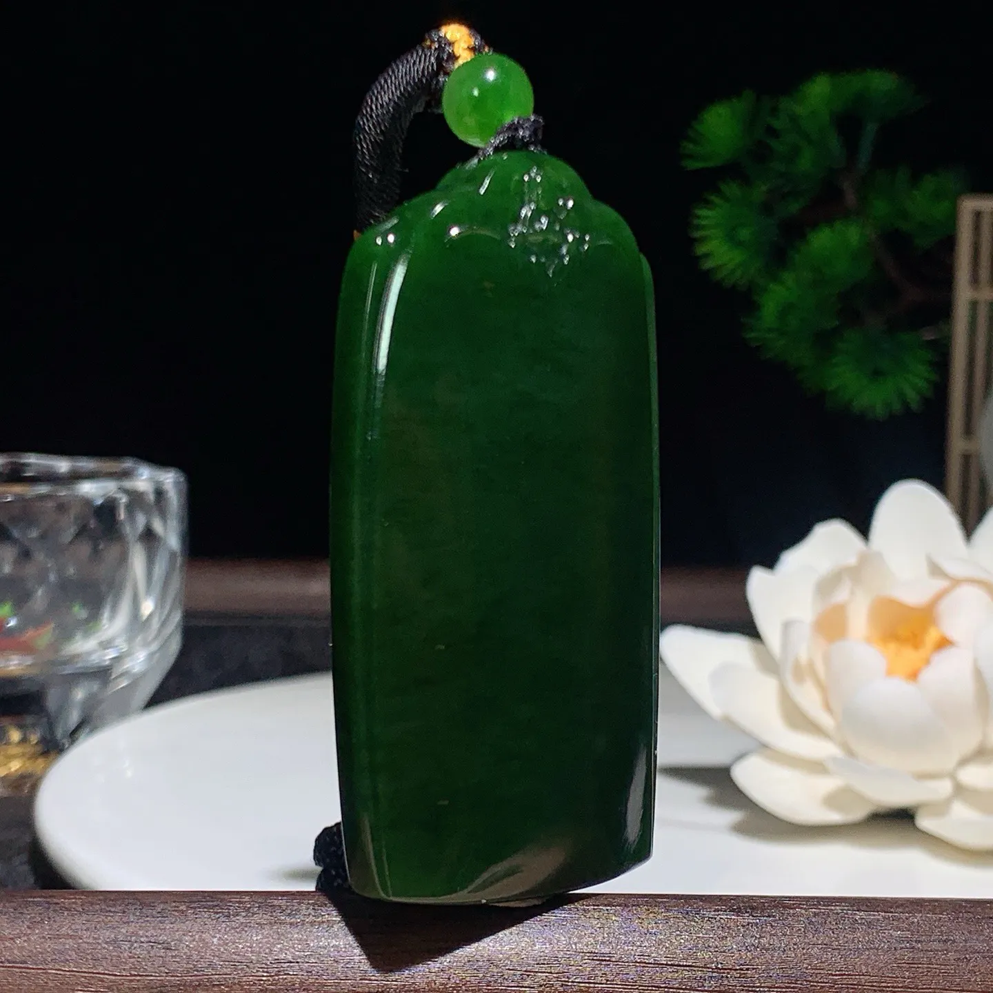 和田玉菠菜绿绿俄罗斯碧玉平安无事牌挂件。尺寸61/32/9重48.8克 玉质细腻油润 底色纯净 脂粉好，品质好。lt26209