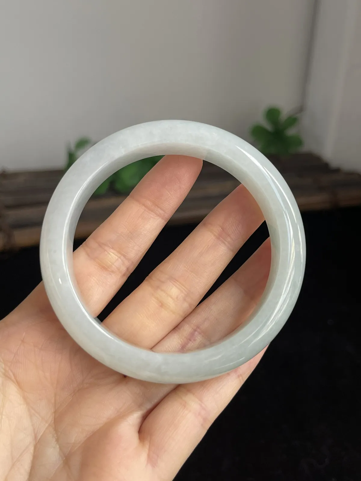 正圈56圈口，翡翠糯化种淡绿色手镯