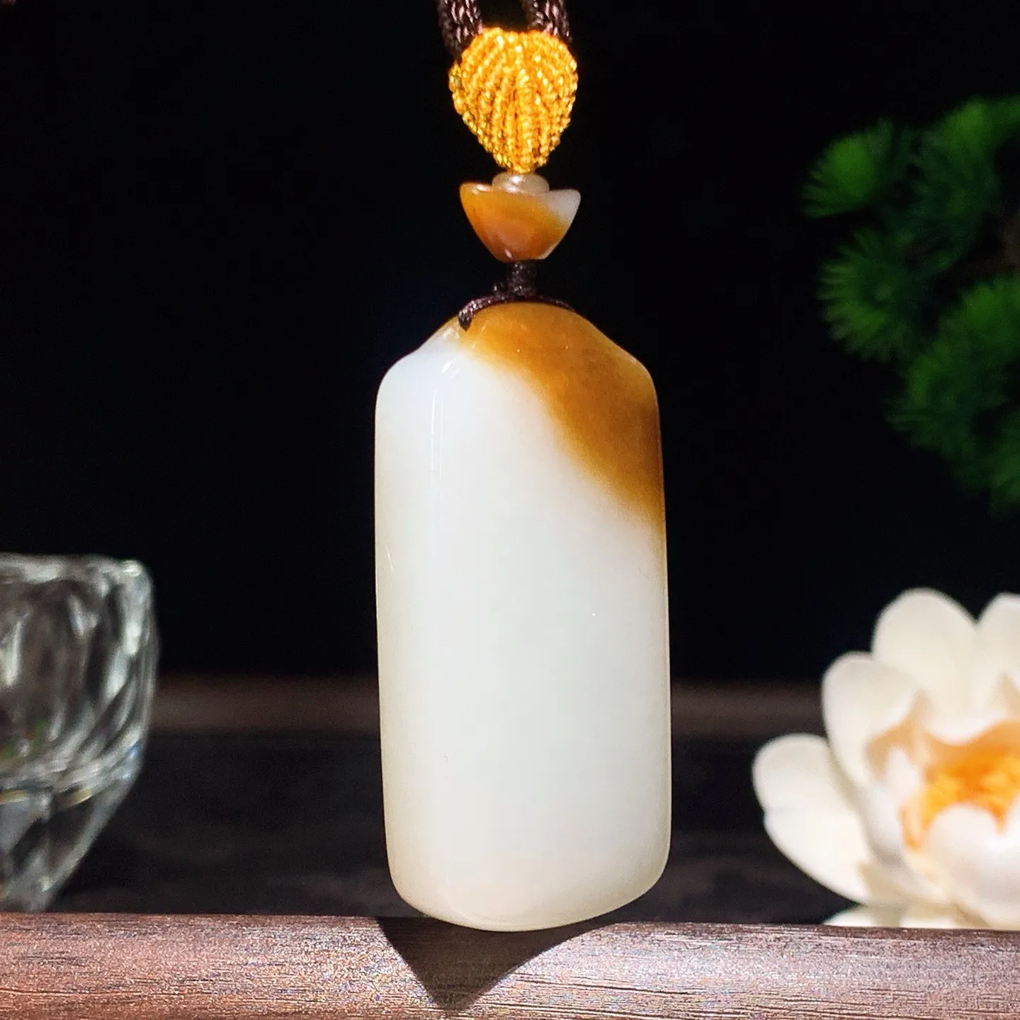 新疆和田玉白玉且末糖羊脂平安无事挂件 尺寸47/23/10重32克。玉质细腻油润。手推出油。佩戴高端典雅。lt260209