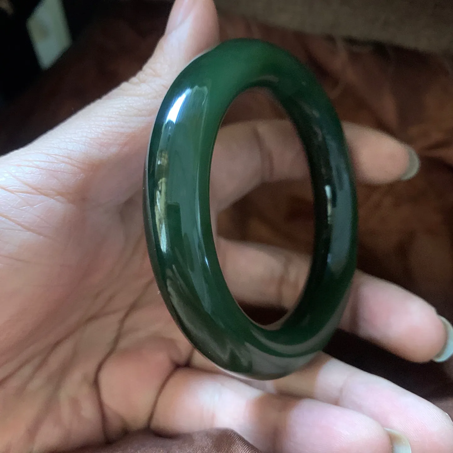 和田玉54.1圈口冰底菠菜绿圆条手镯，镯型古朴典雅。在诗情画意的雨巷相遇，你是我腕间的一抹风情，有你眸有深情.清风荡漾湖间静水，我愿俯身低眉，在烟波涟漪处寻