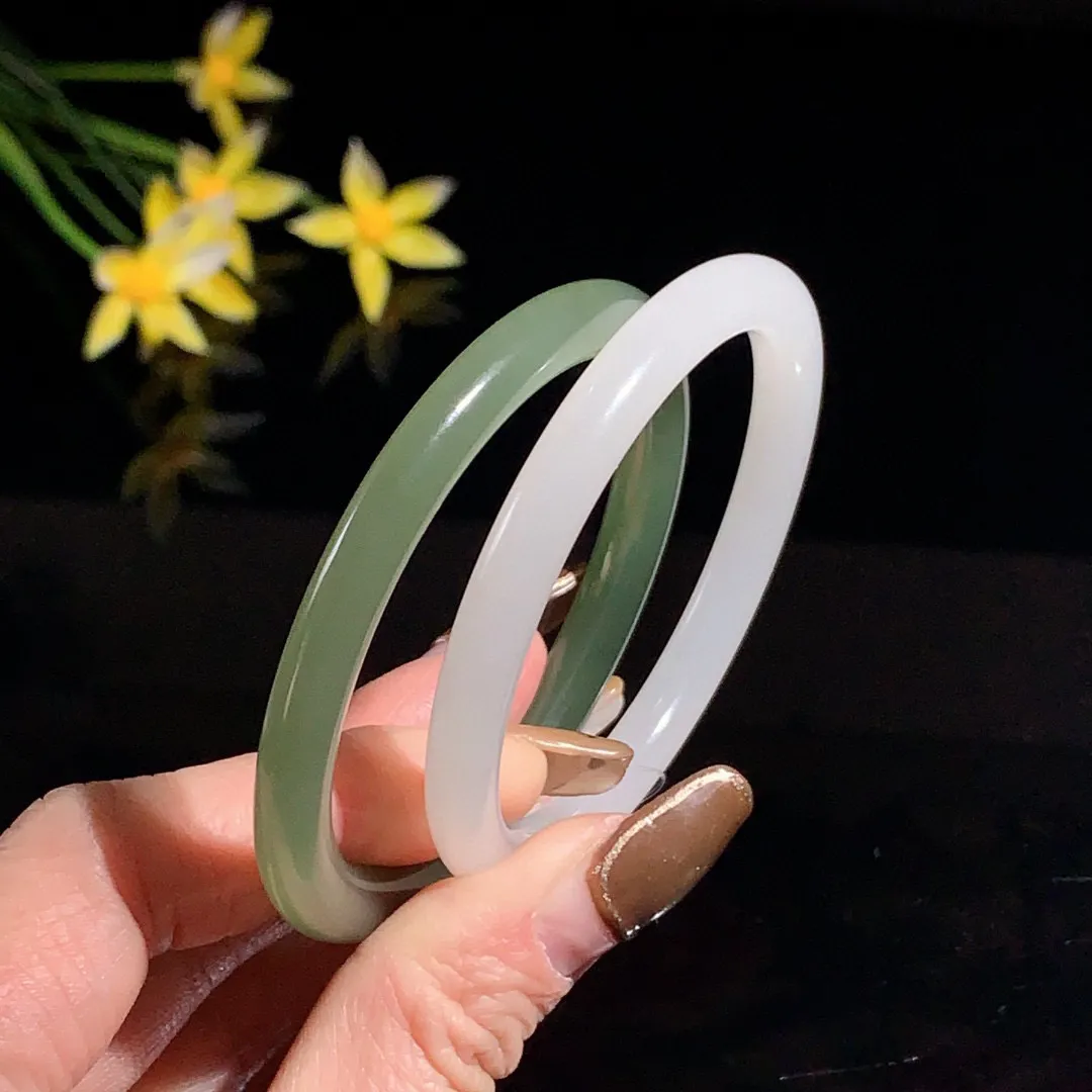 对镯！和田玉51圈口白玉加湖水绿对镯手镯，玉质细腻油润 底色纯净  无裂无杂 脂粉好，品质好