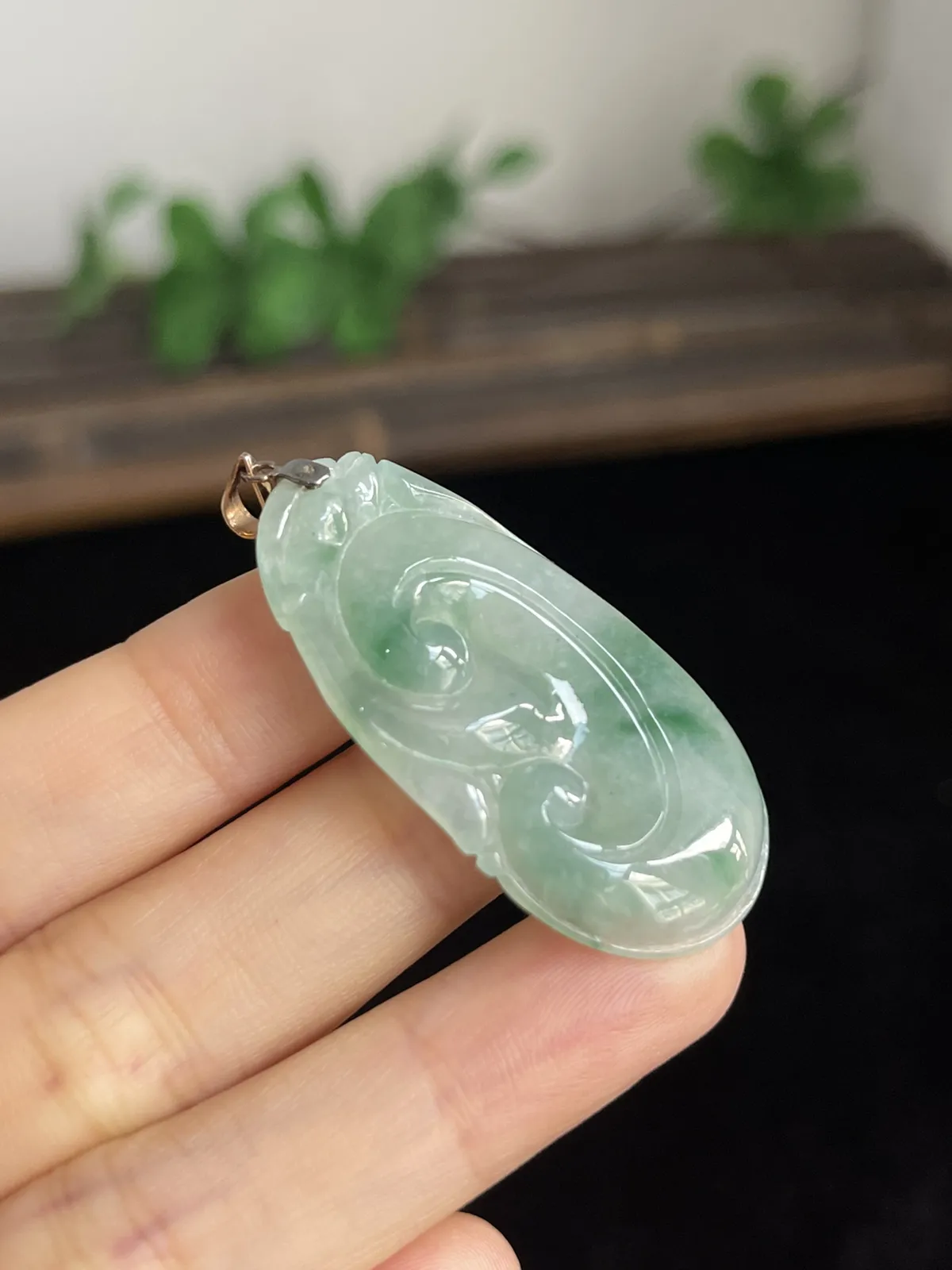 翡翠冰糯种飘绿如意