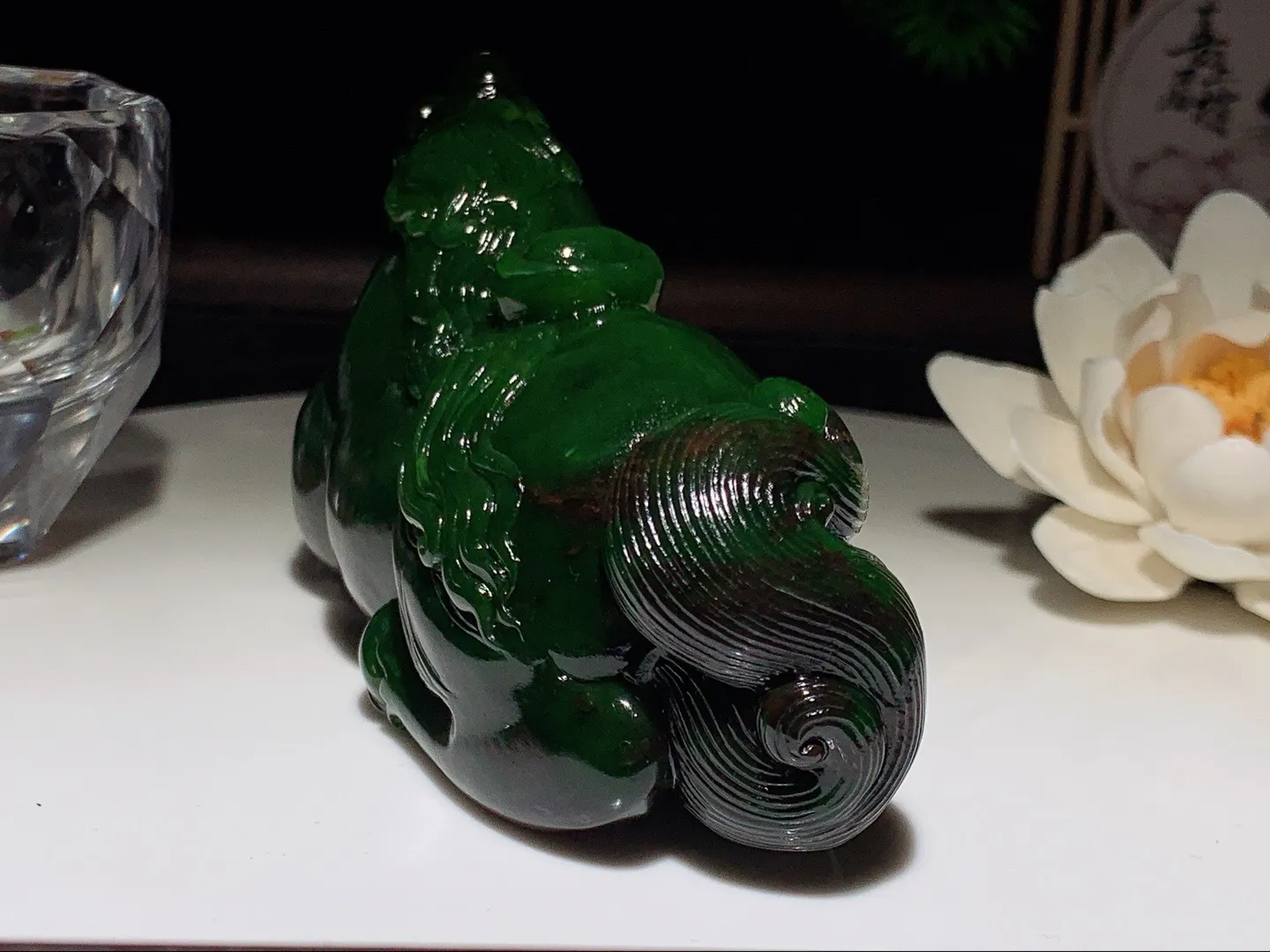 和田玉菠菜绿俄罗斯红皮碧玉把件马上有钱挂件尺寸105/38/54重279克。玉质细腻油润。手推出油。品相大气。lt26209