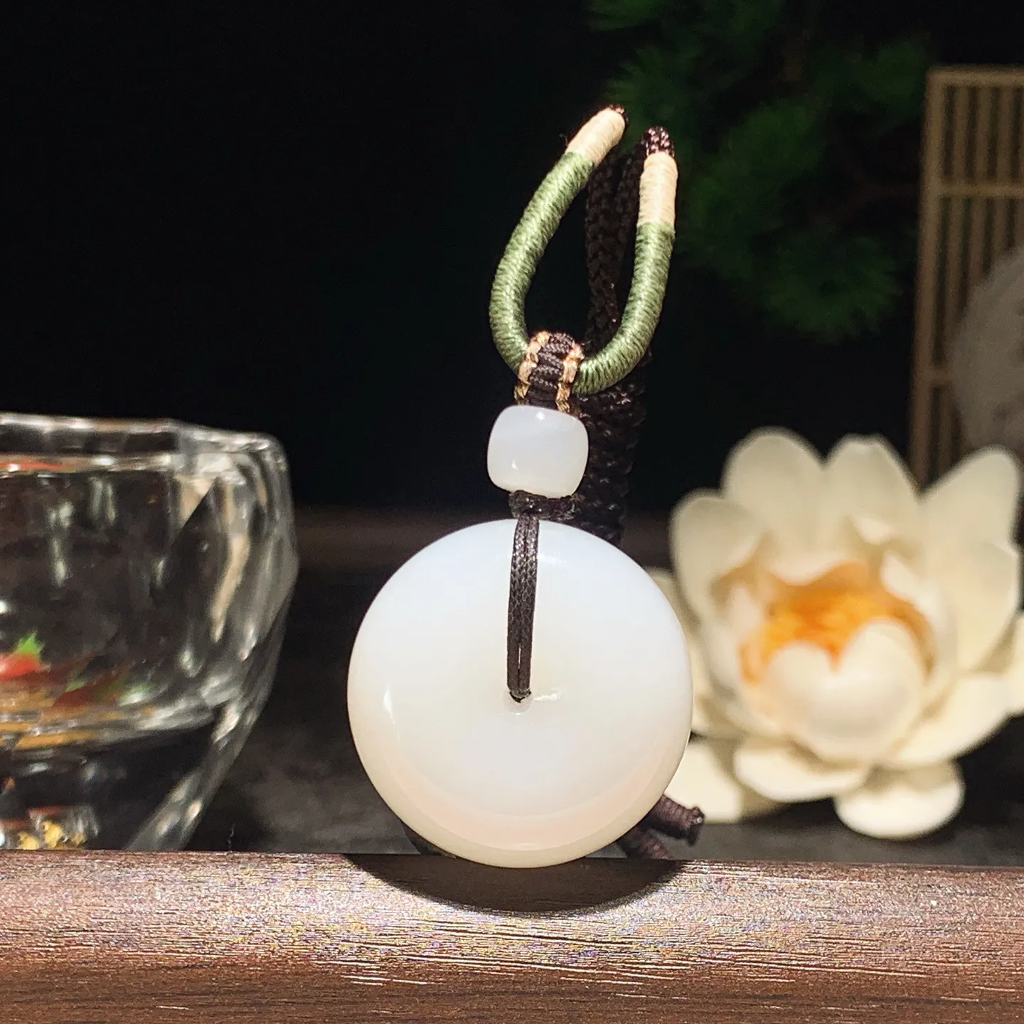 新疆和田玉平安扣挂件。尺寸24/12重15.4克 玉质细腻油润 底色纯净 脂粉好，品质好！lt262