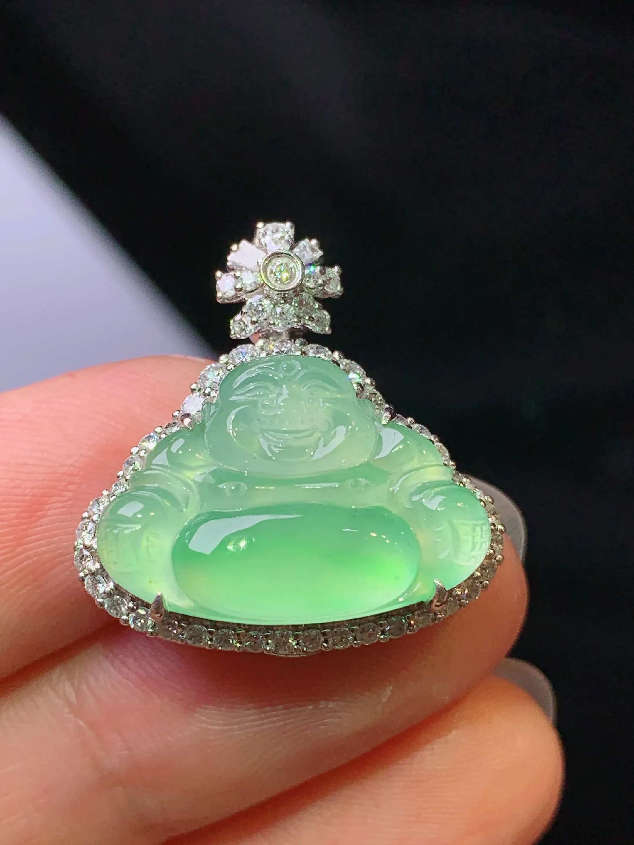 18k金钻镶嵌翠绿佛公吊坠 玉质细腻 色泽艳丽清新 整体尺寸22.6*21.7*9