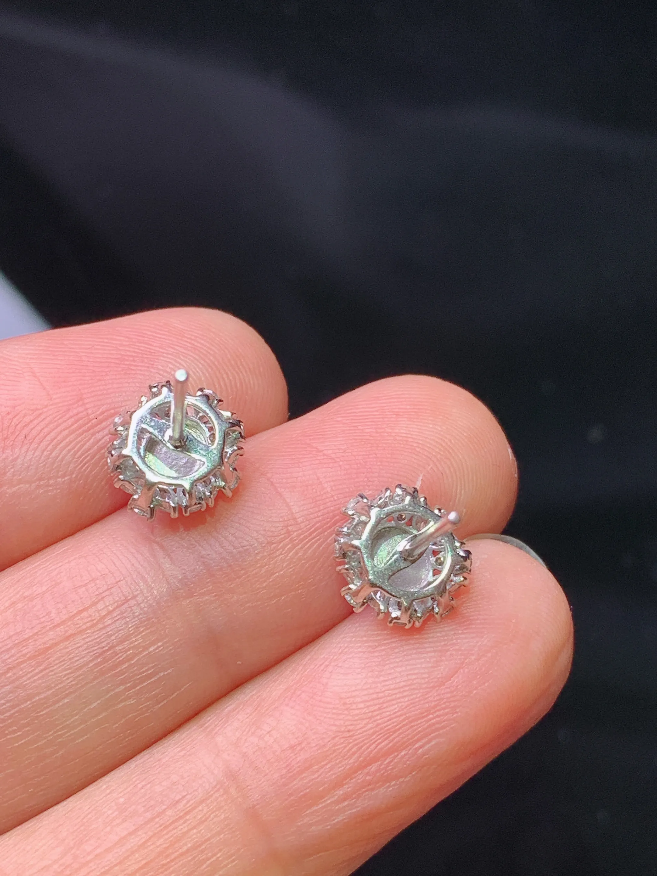 18k金钻镶嵌满绿蛋面耳钉 玉质细腻 色泽艳丽清新 整体尺寸9.2*8.3*6