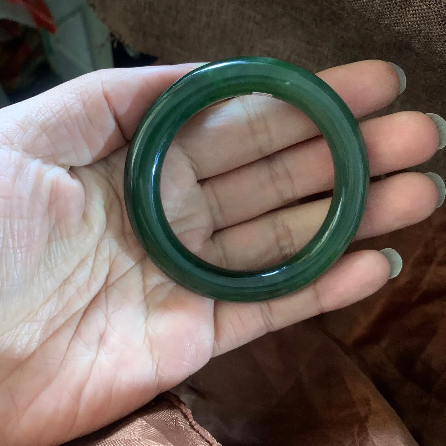 和田玉51.8圈口菠菜绿手镯【挽间柔情】，镯型古朴典雅。在诗情画意的雨巷相遇，你是我腕间的一抹风情，有你眸有深情.清风荡漾湖间静水，我愿俯身低眉，在烟波涟漪处寻