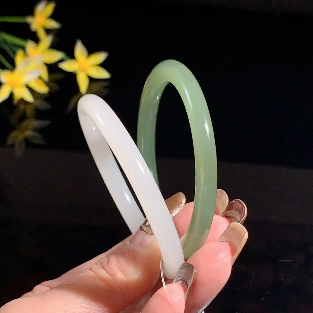 对镯！和田玉51圈口白玉加湖水绿对镯手镯，玉质细腻油润 底色纯净  无裂无杂 脂粉好，品质好