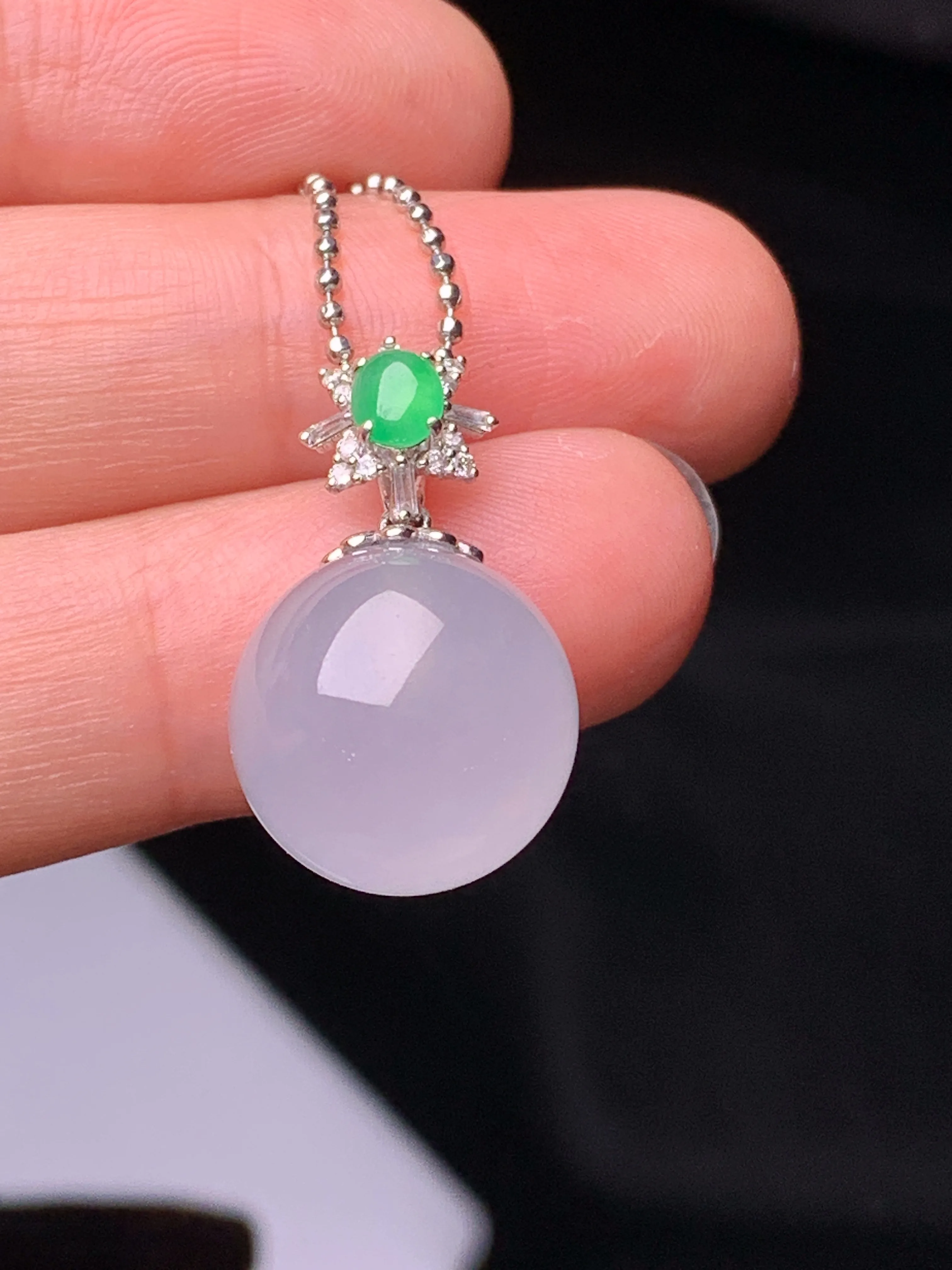 18k金钻镶嵌冰种圆珠吊坠 玉质细腻 色泽艳丽清新 整体尺寸23.5*13.6