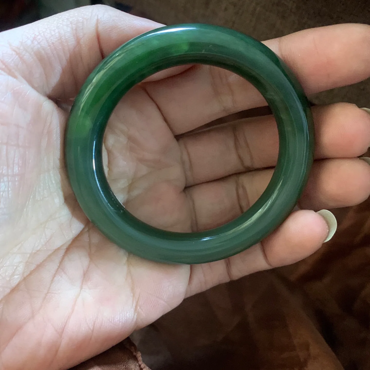 和田玉51.8圈口菠菜绿手镯【挽间柔情】，镯型古朴典雅。在诗情画意的雨巷相遇，你是我腕间的一抹风情，有你眸有深情.清风荡漾湖间静水，我愿俯身低眉，在烟波涟漪处寻