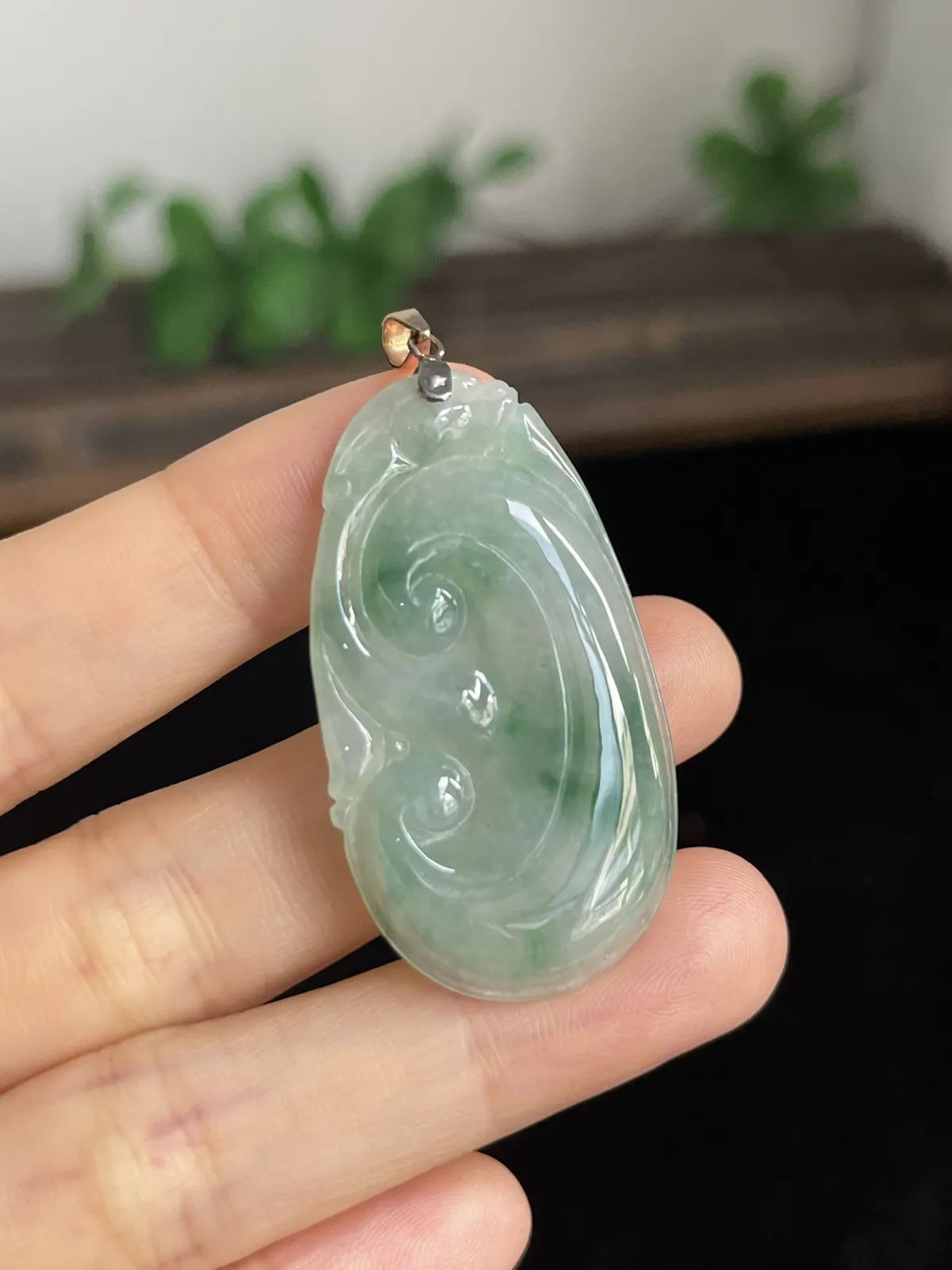 翡翠冰糯种飘绿如意