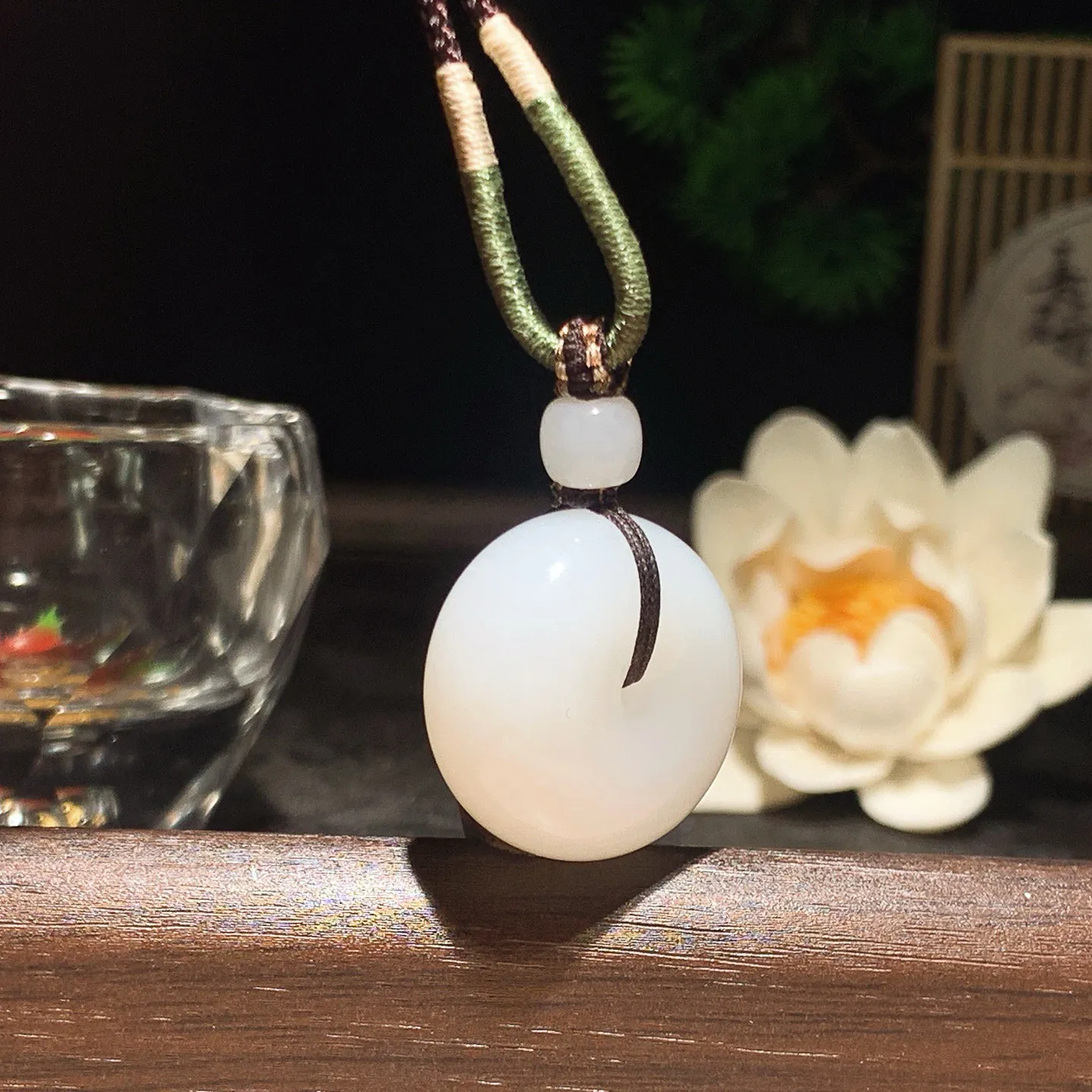 新疆和田玉平安扣挂件。尺寸24/12重15.4克 玉质细腻油润 底色纯净 脂粉好，品质好！lt26209