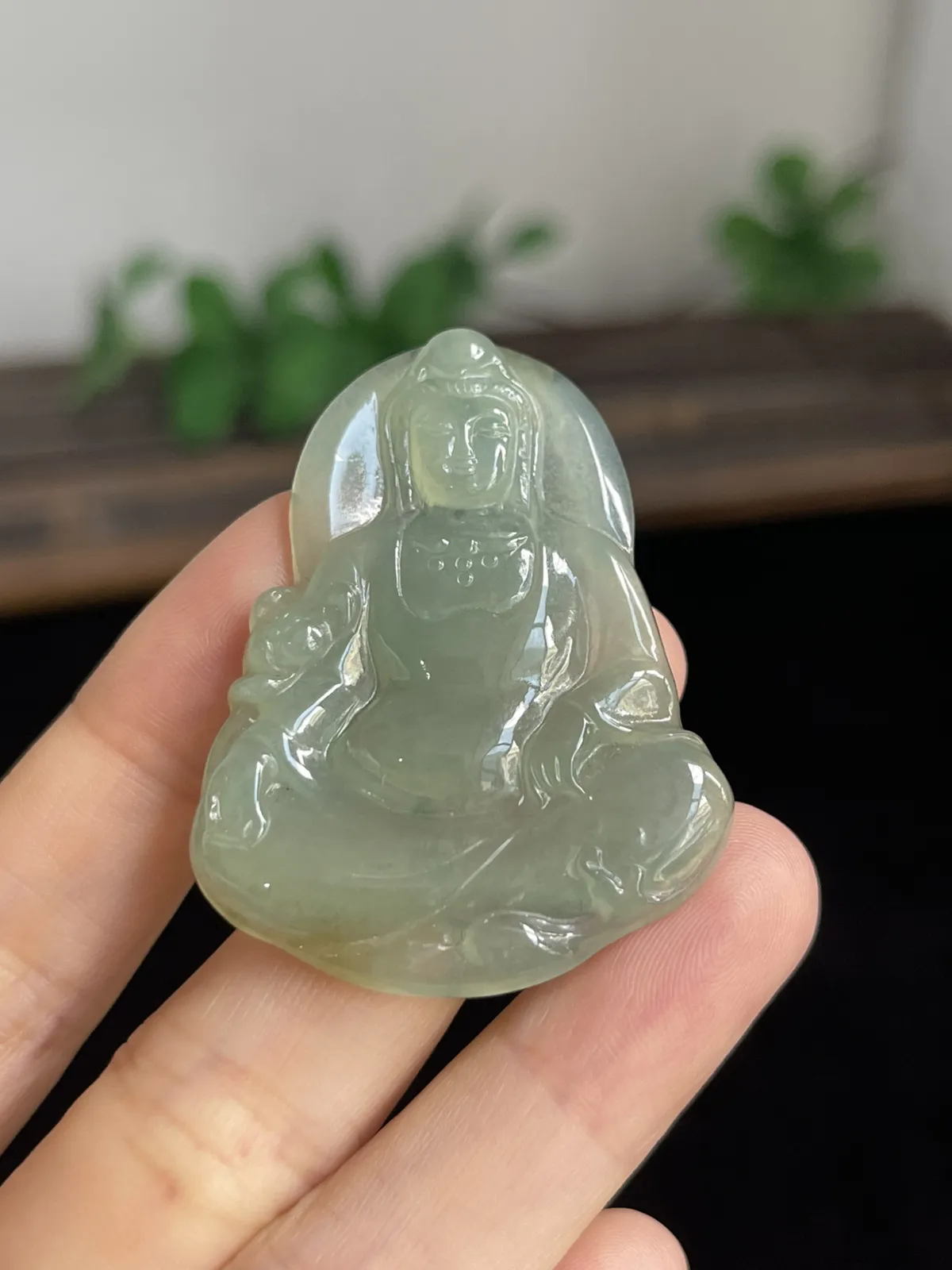 翡翠冰糯种浅绿色吊坠