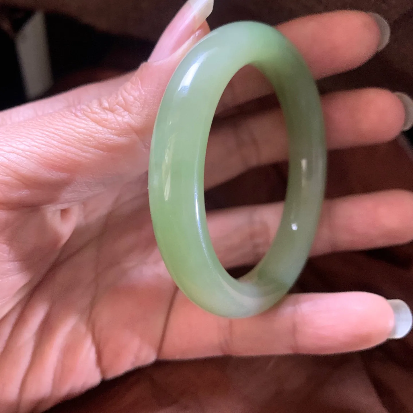 土豪款，和田玉52.5圈口翠青手镯，镯型古朴典雅。在诗情画意的雨巷相遇，你是我腕间的一抹风情，有你眸有深情.清风荡漾湖间静水，我愿俯身低眉，在烟波涟漪处寻