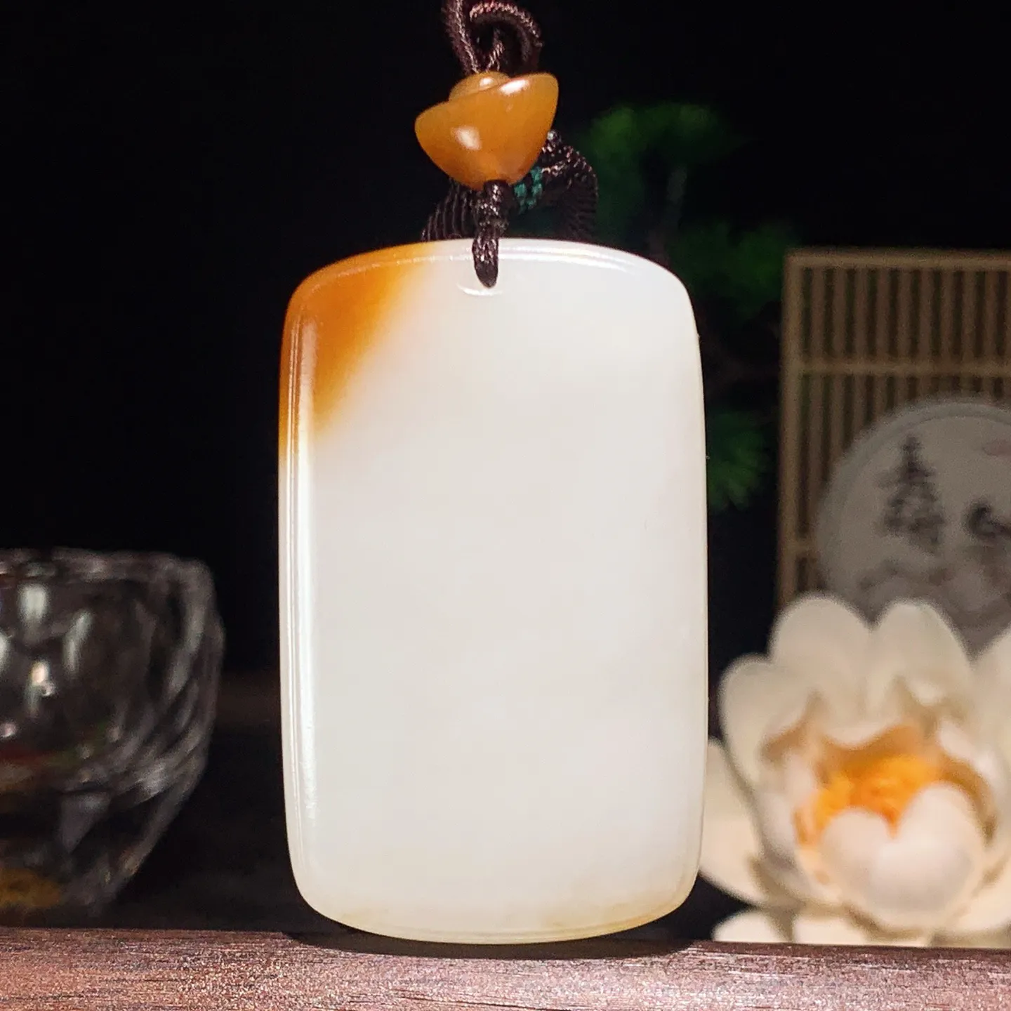 新疆和田玉白玉且末糖羊脂平安无事挂件 尺寸53/32/9重45克。玉质细腻油润。手推出油。佩戴高端典