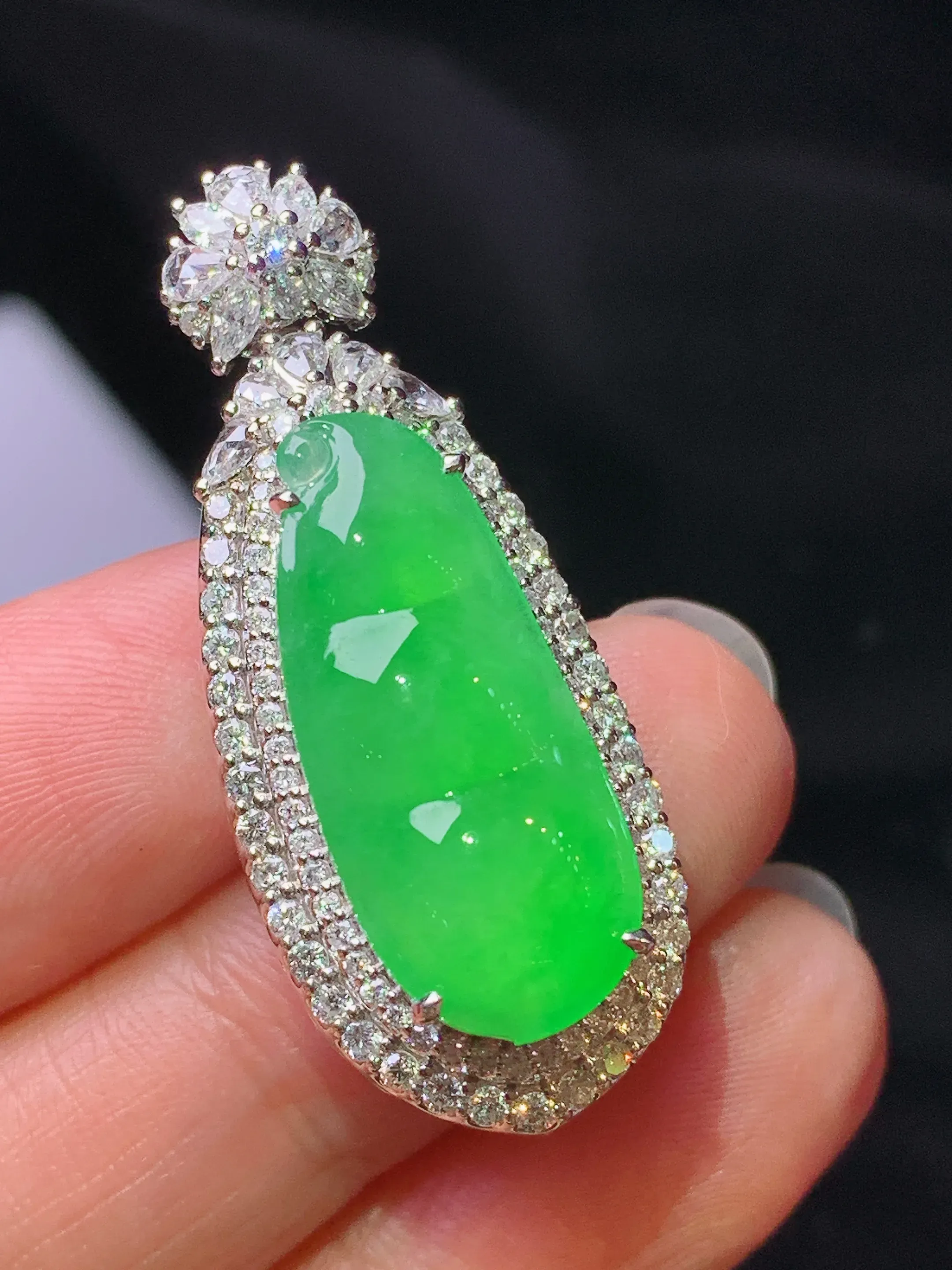 18k金钻镶嵌翠绿四季豆吊坠 玉质细腻 色泽艳丽清新 整体尺寸37*15.2*12.6