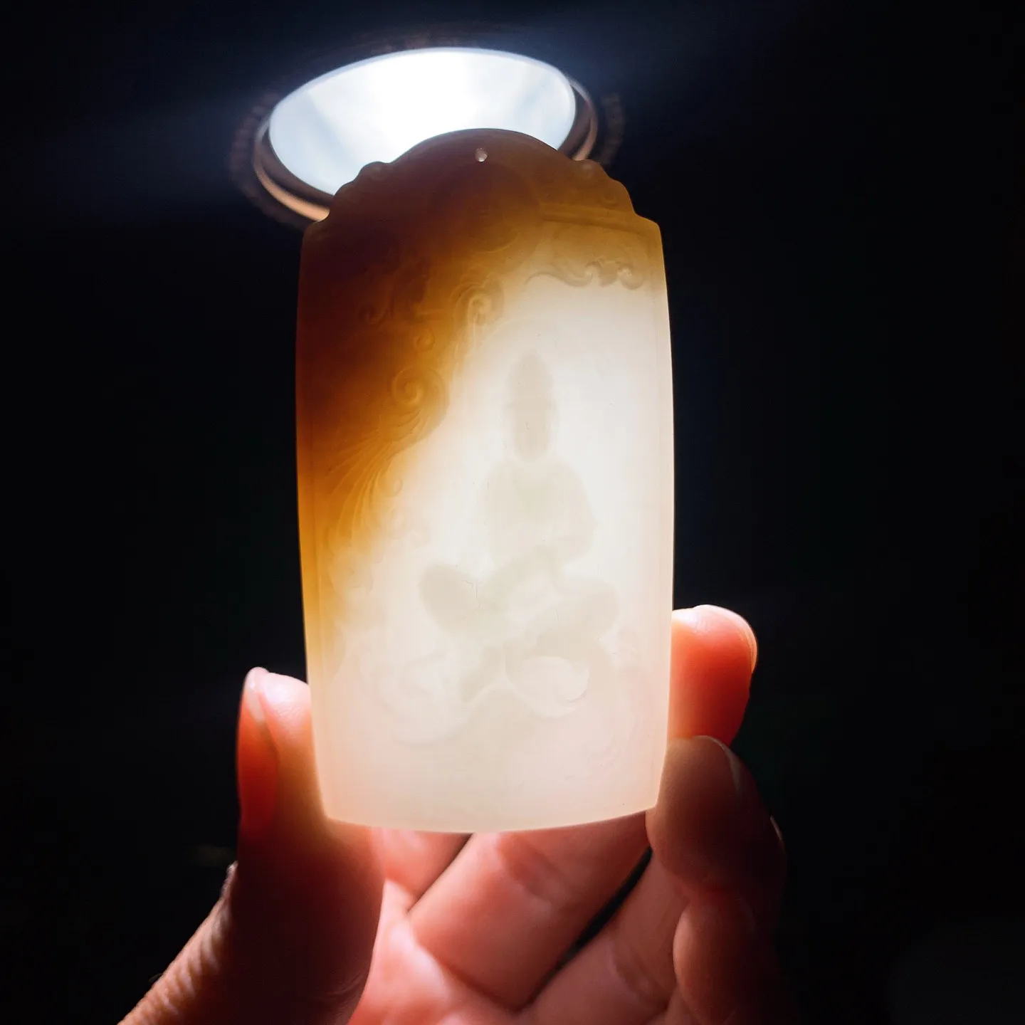 新疆和田玉白玉且末糖观音挂件 尺寸67/35/12重61克。玉质细腻油润。手推出油。佩戴高端典雅。lt260209