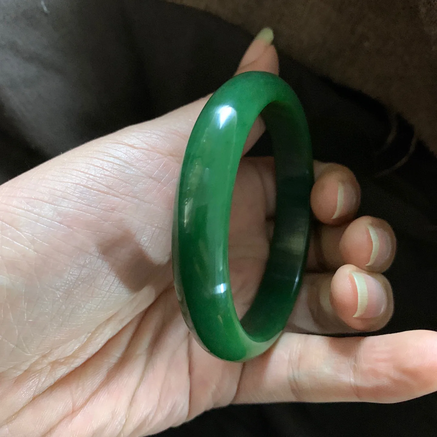 和田玉59.7圈口碧玉菠菜绿手镯，镯型古朴典雅。在诗情画意的雨巷相遇，你是我腕间的一抹风情，有你眸有