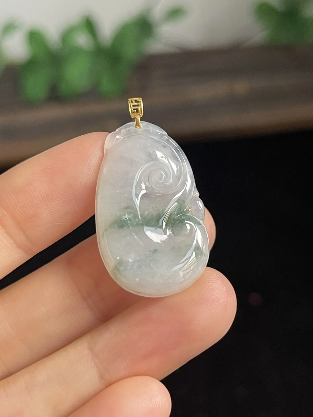 翡翠冰糯种飘绿如意