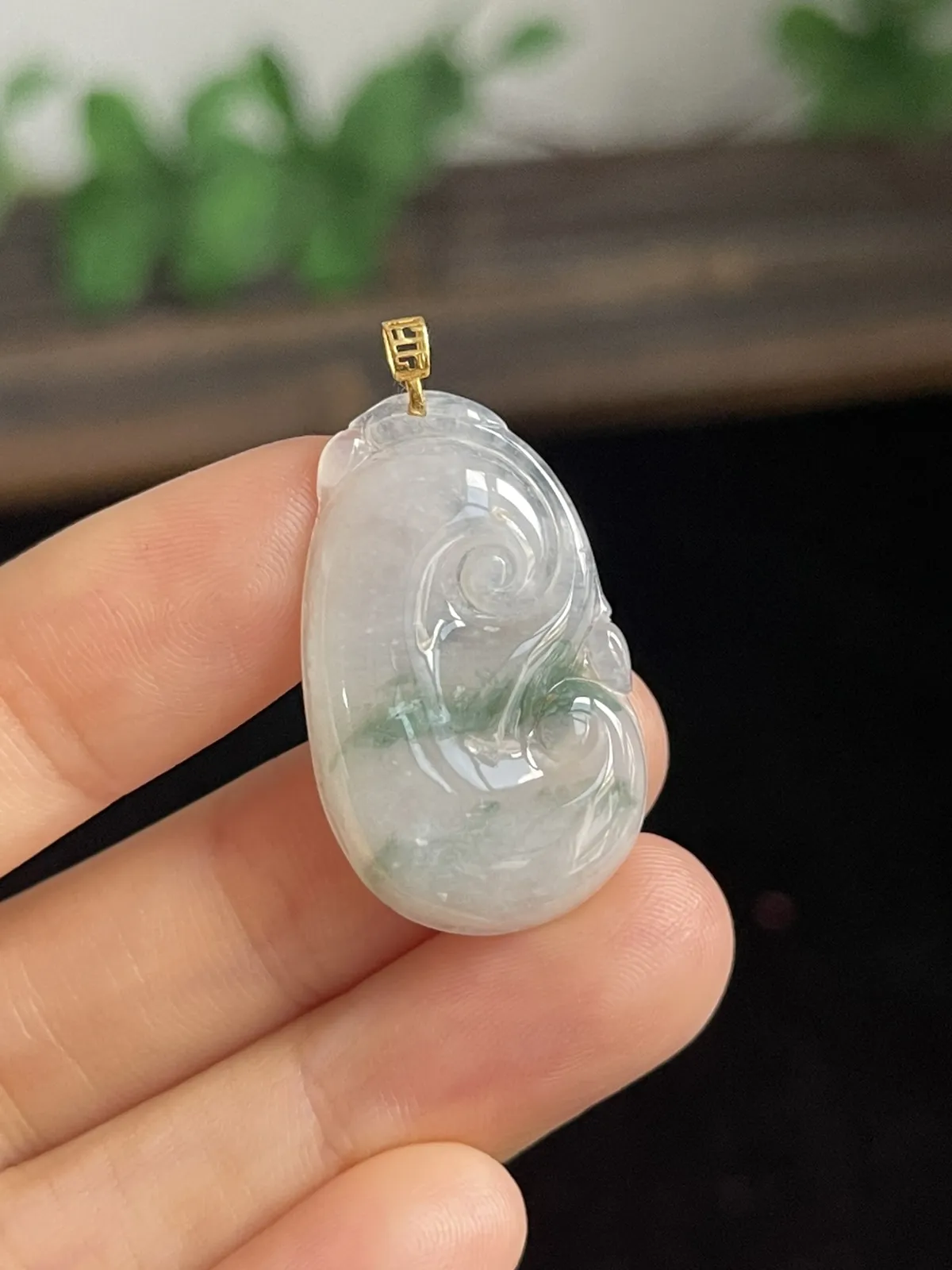 翡翠冰糯种飘绿如意