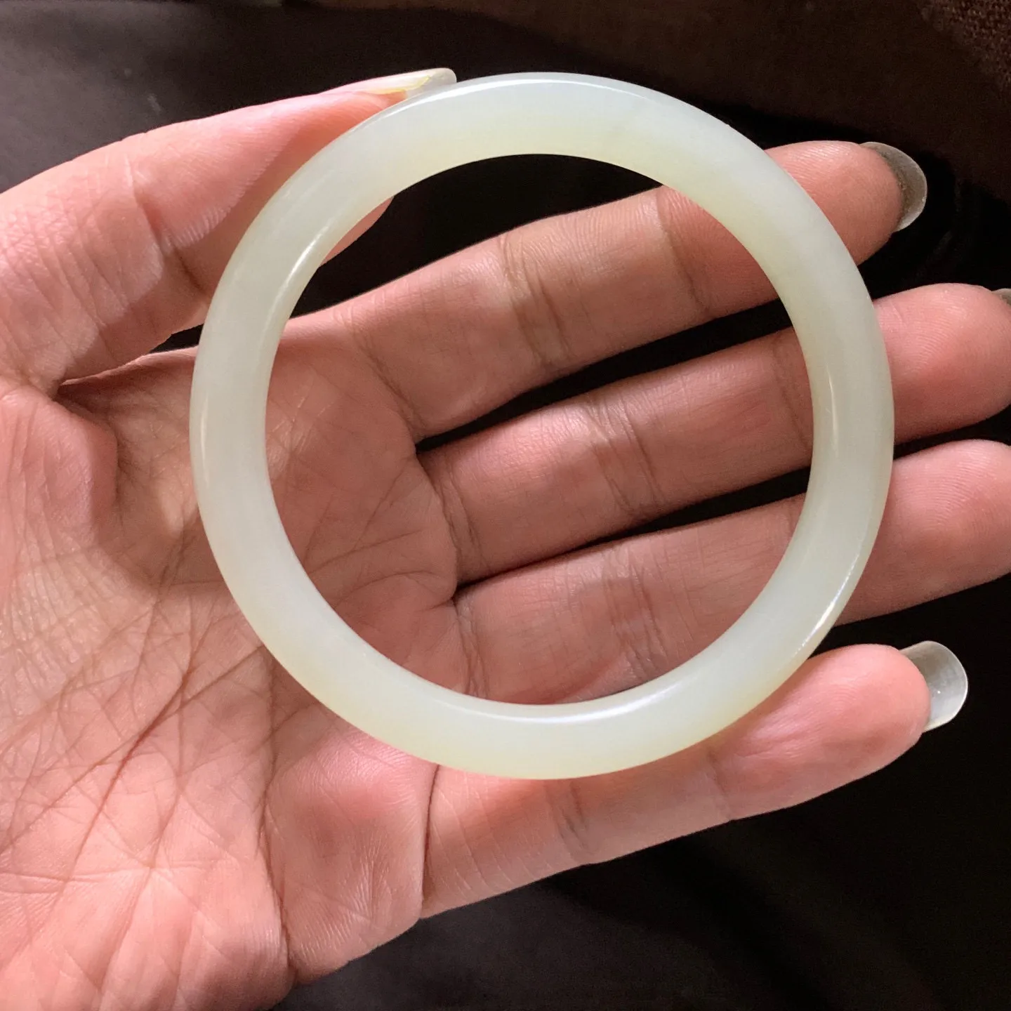 和田玉61圈口青白色手镯，镯型古朴典雅。在诗情画意的雨巷相遇，你是我腕间的一抹风情，有你眸有深情.清风荡漾湖间静水，我愿俯身低眉，在烟波涟漪处寻