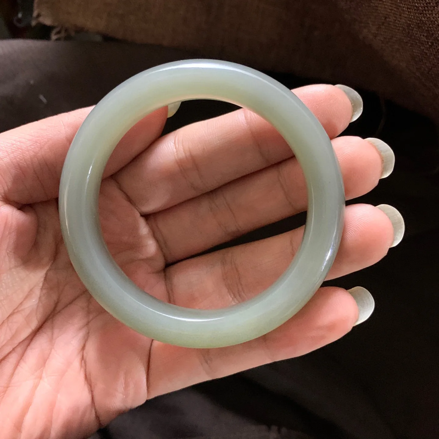 和田玉54.5圈口粉紫色手镯，镯型古朴典雅。在诗情画意的雨巷相遇，你是我腕间的一抹风情，有你眸有深情.清风荡漾湖间静水，我愿俯身低眉，在烟波涟漪处寻