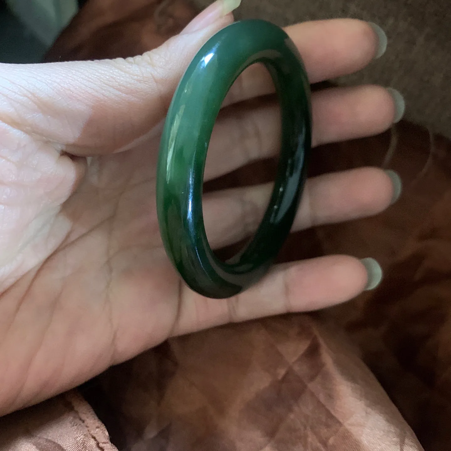 和田玉51.8圈口菠菜绿手镯【挽间柔情】，镯型古朴典雅。在诗情画意的雨巷相遇，你是我腕间的一抹风情，