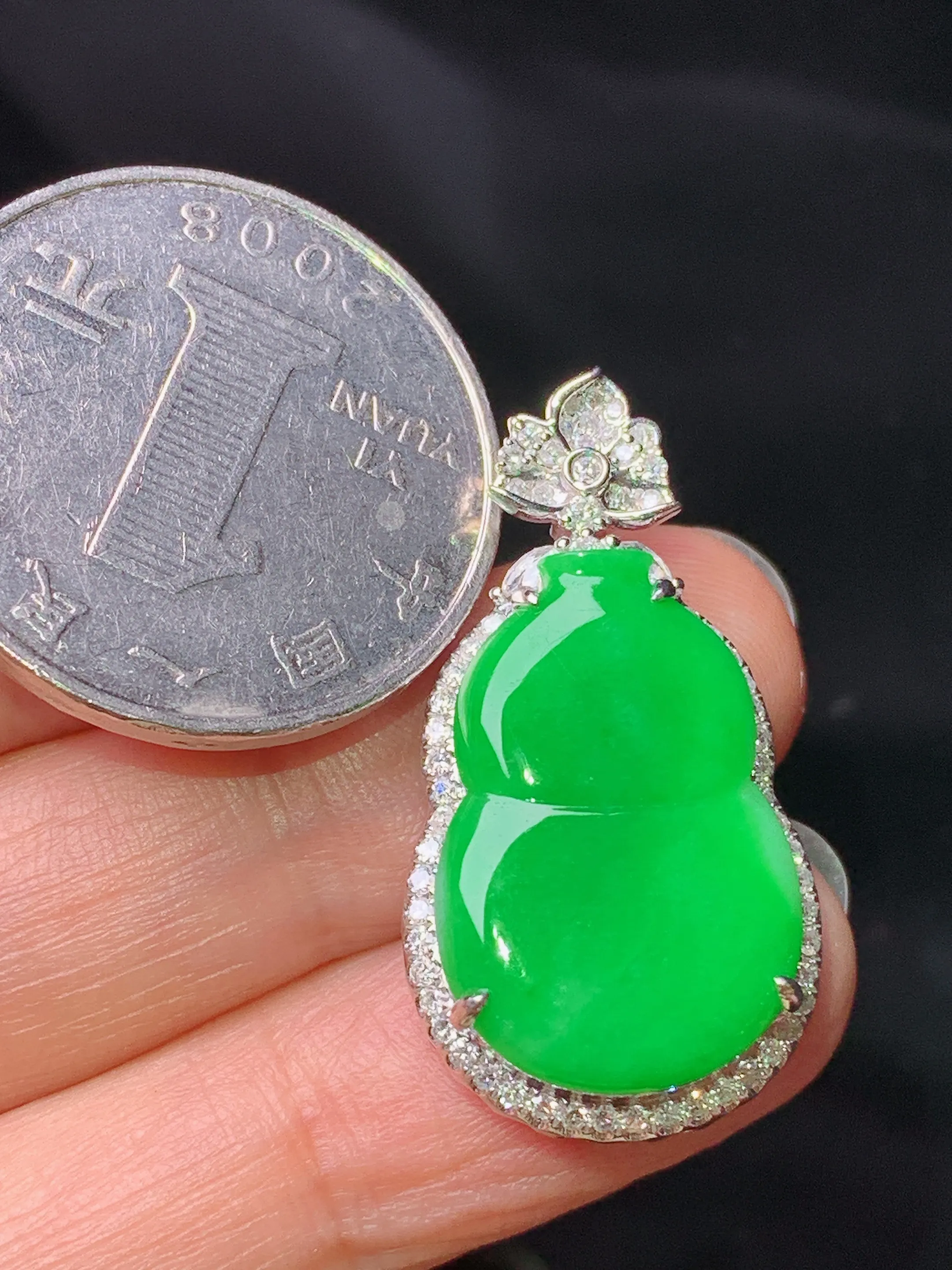 18k金钻镶嵌翠绿葫芦吊坠 玉质细腻 色泽艳丽清新 整体尺寸31*16.3*8.2