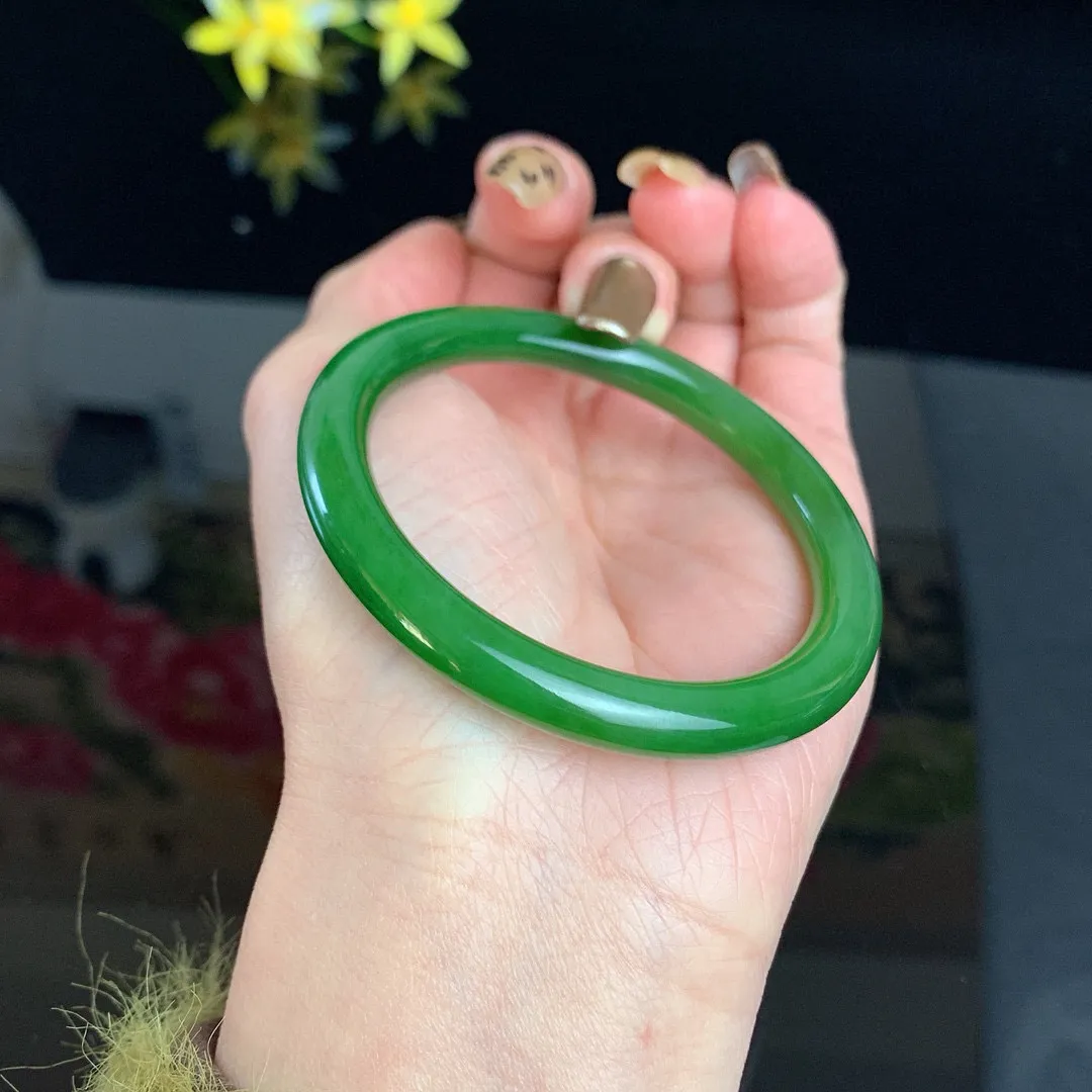 收藏款，和田玉52圈口阳绿色圆条碧玉手镯！玉质细腻油润 底色纯净 无裂无杂 脂粉好，品质高