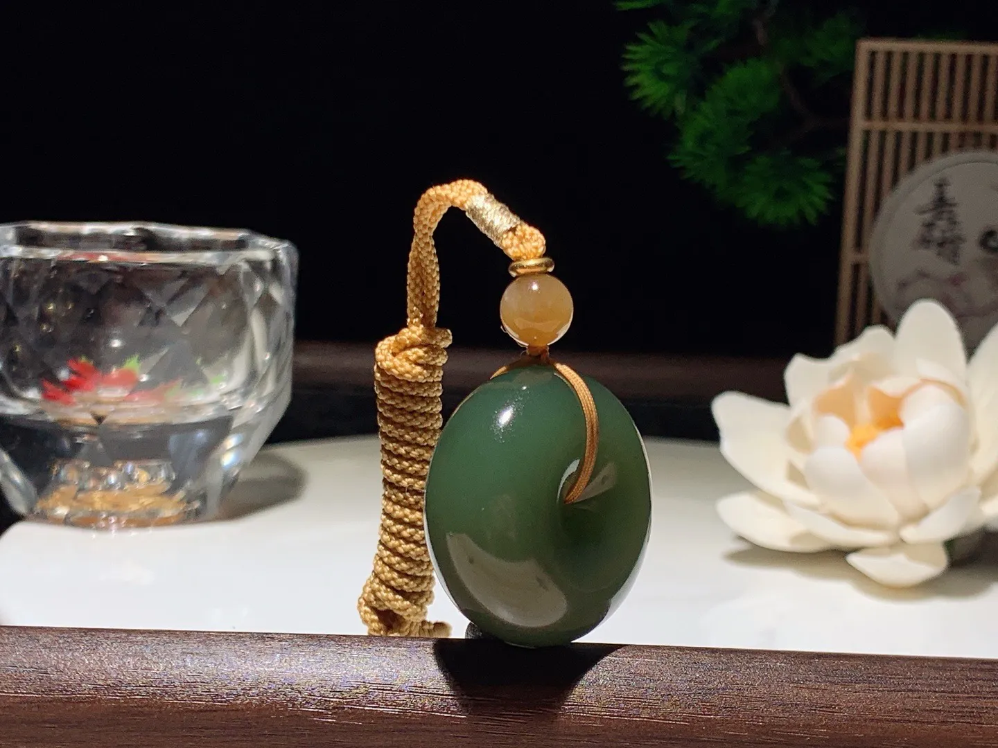 和田玉湖水绿平安扣挂件 尺寸30/14重26克。玉质细腻油润。手推出油。佩戴高端典雅。lt260209