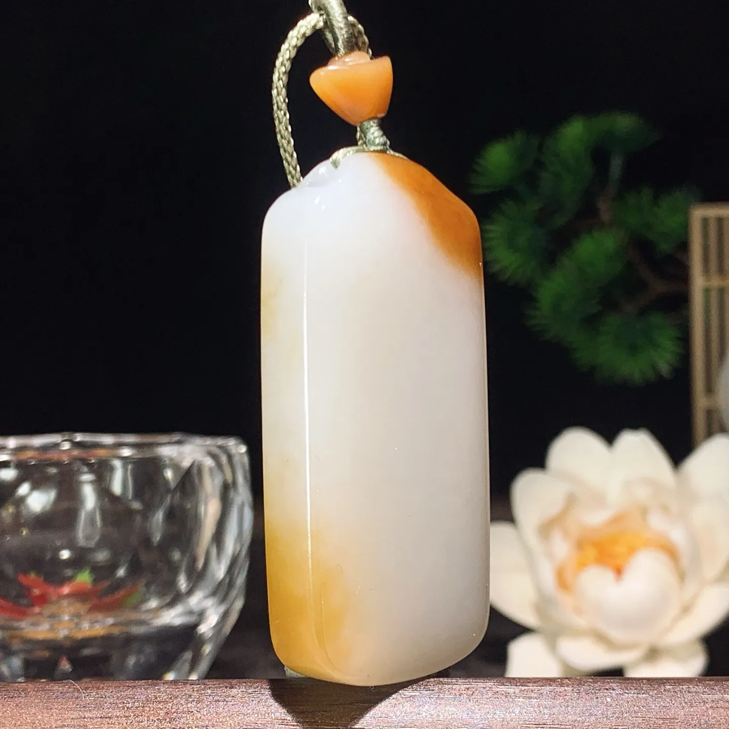 新疆和田玉白玉且末糖羊脂平安无事挂件 尺寸56/27/10重42克。玉质细腻油润。手推出油。佩戴高端典雅。lt260209