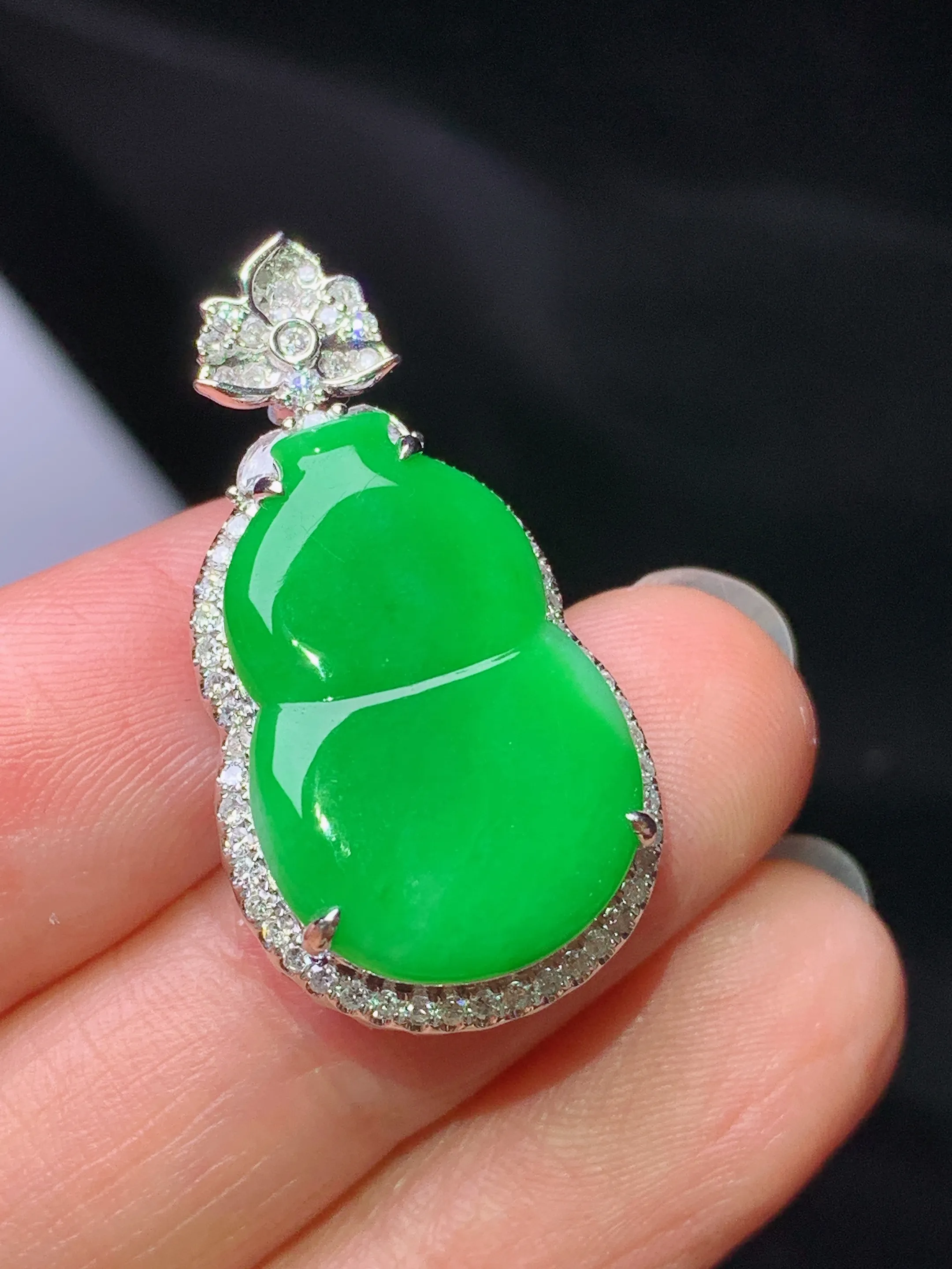 18k金钻镶嵌翠绿葫芦吊坠 玉质细腻 色泽艳丽清新 整体尺寸31*16.3*8.2