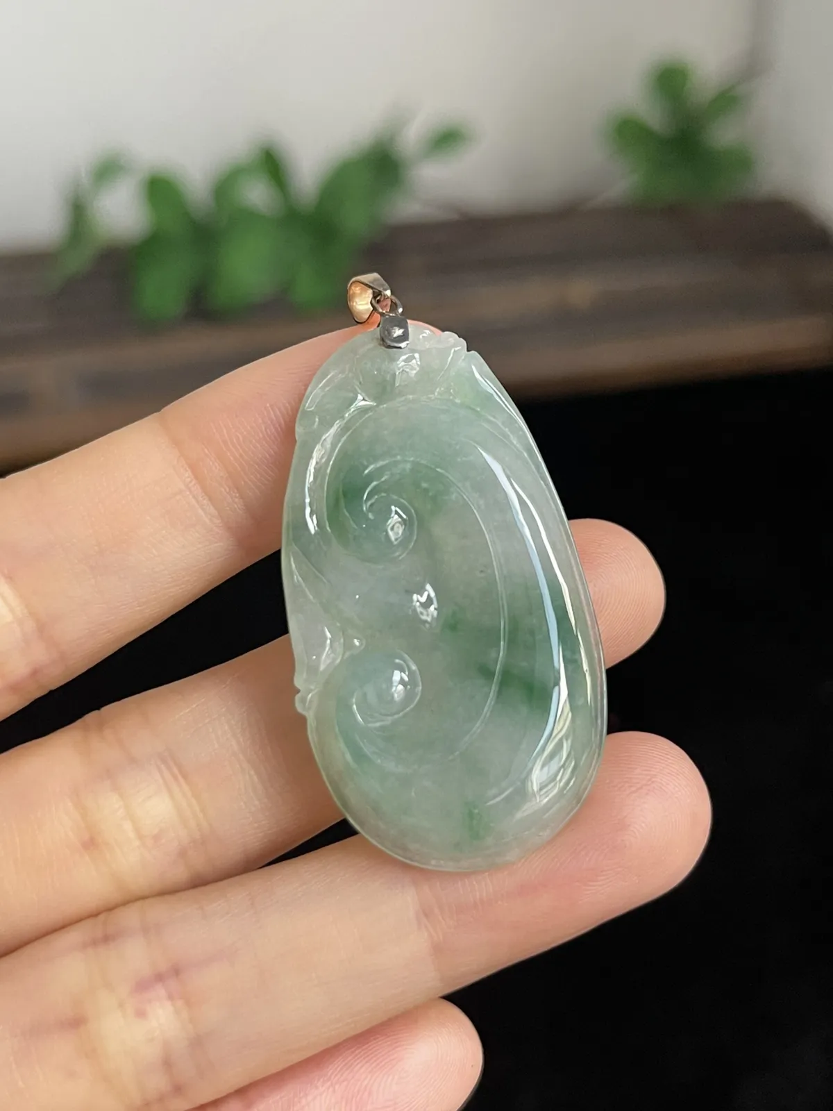 翡翠冰糯种飘绿如意