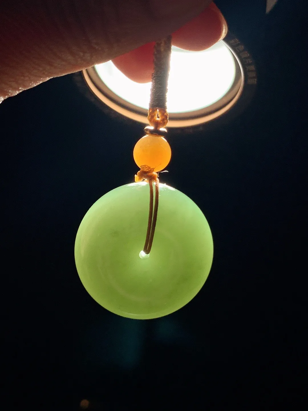 和田玉湖水绿平安扣挂件 尺寸30/14重26克。玉质细腻油润。手推出油。佩戴高端典雅。lt260209