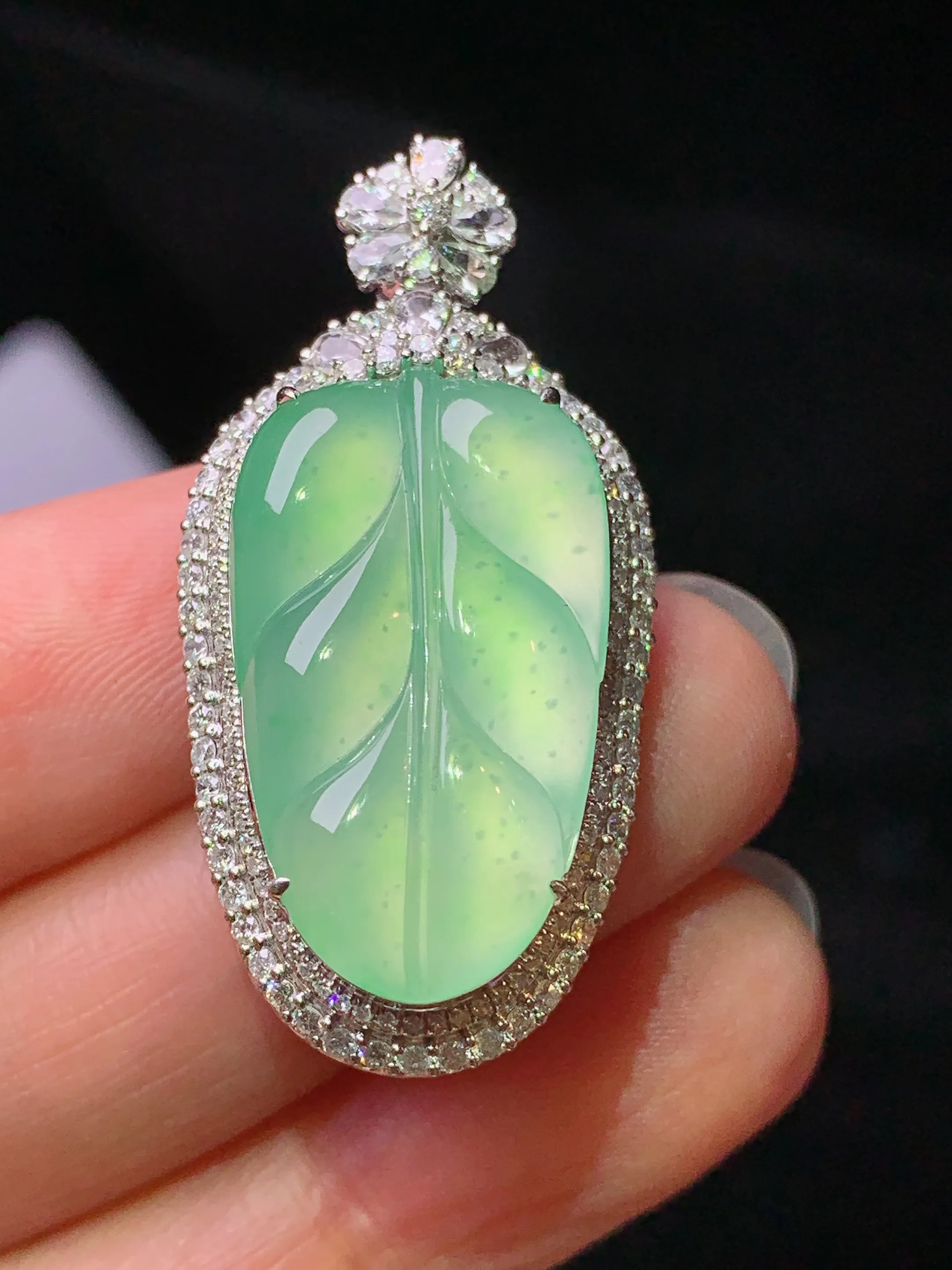 18k金钻镶嵌浅绿树叶吊坠 玉质细腻 色泽艳丽清新 整体尺寸38*19.2*10.8