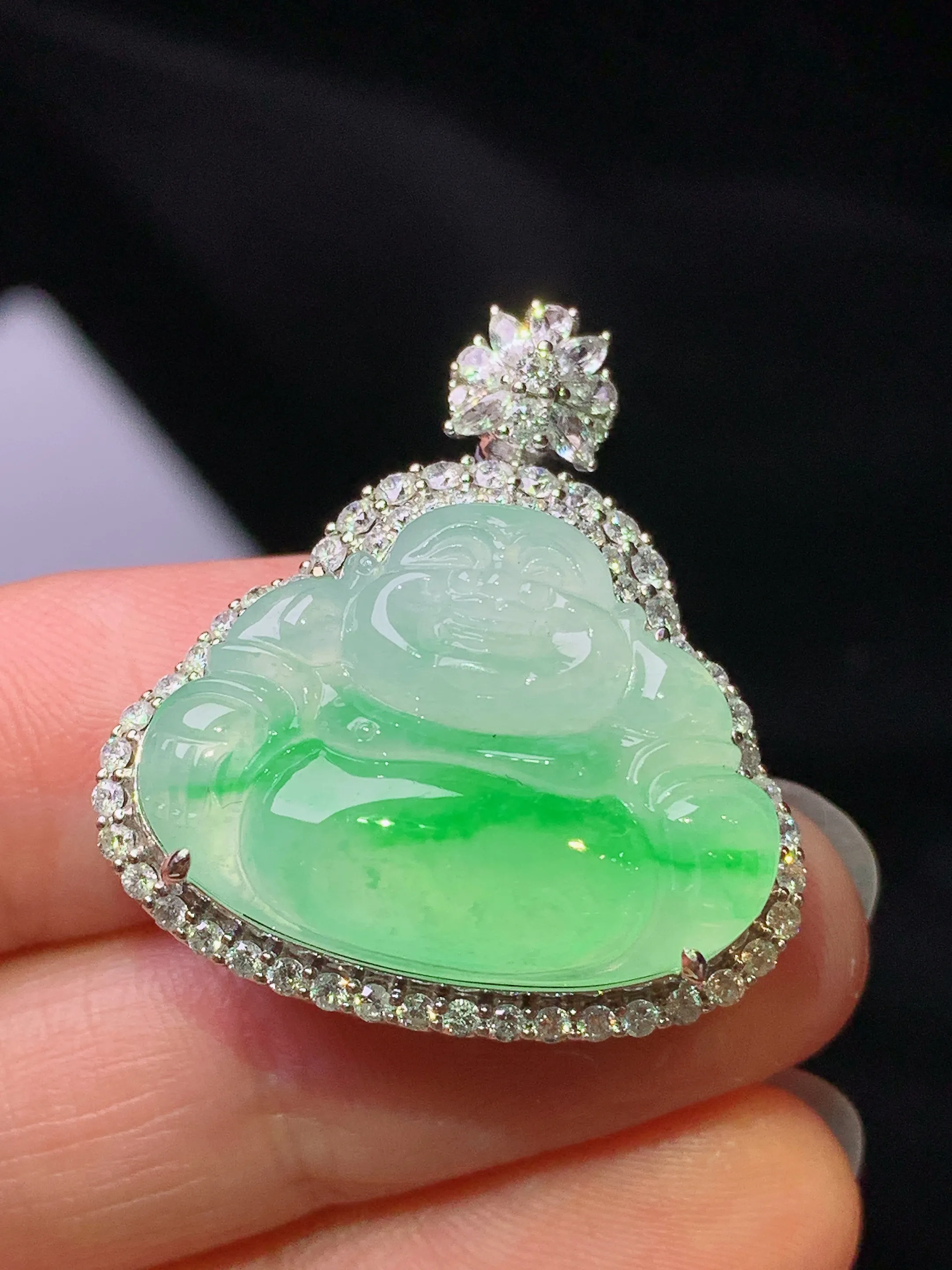 18k金钻镶嵌飘绿佛公吊坠 玉质细腻 色泽艳丽清新 整体尺寸29.3*26.8*10.5