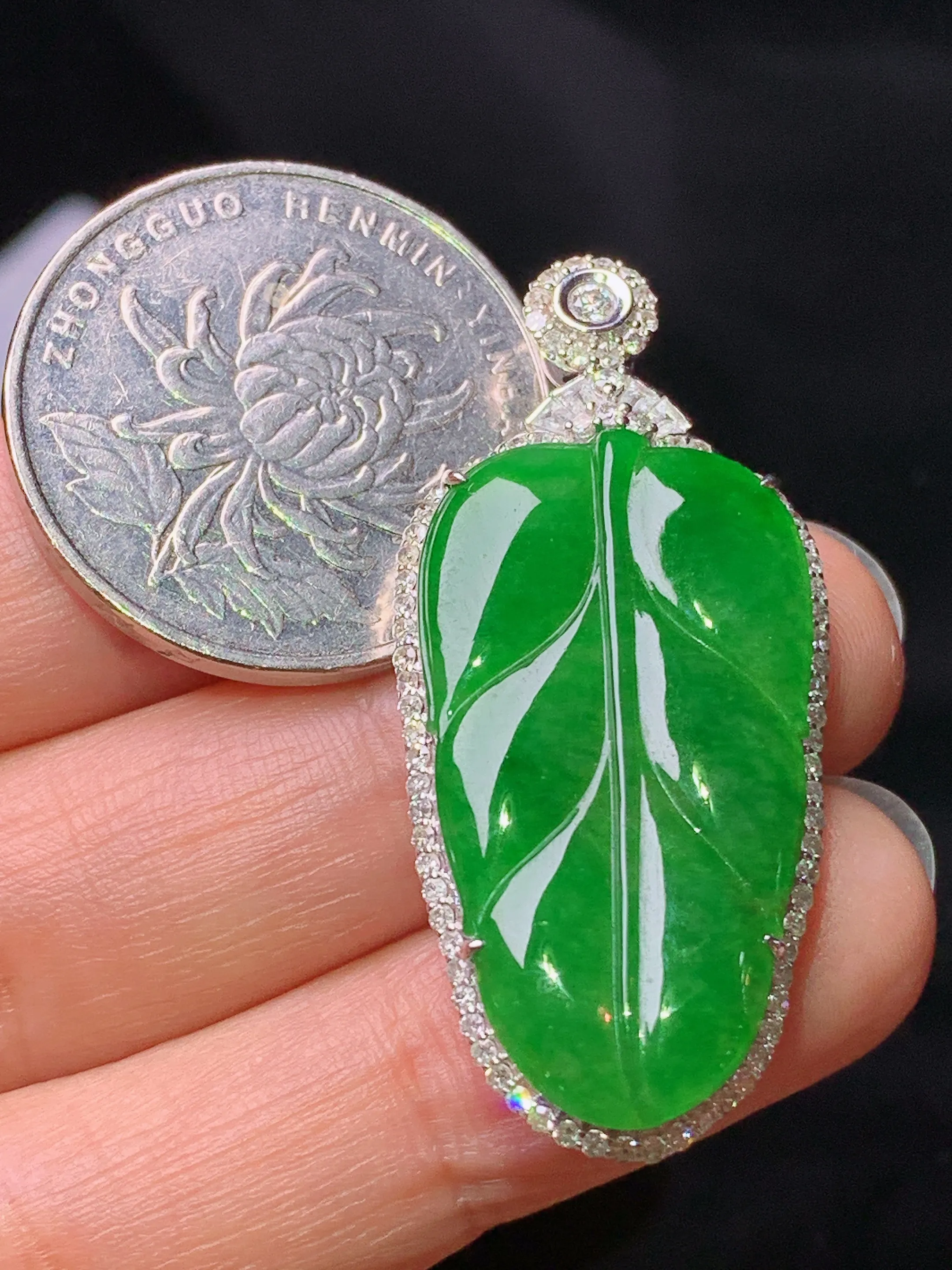 18k金钻镶嵌满绿树叶吊坠 玉质细腻 色泽艳丽清新 整体尺寸40.3*18.5*7