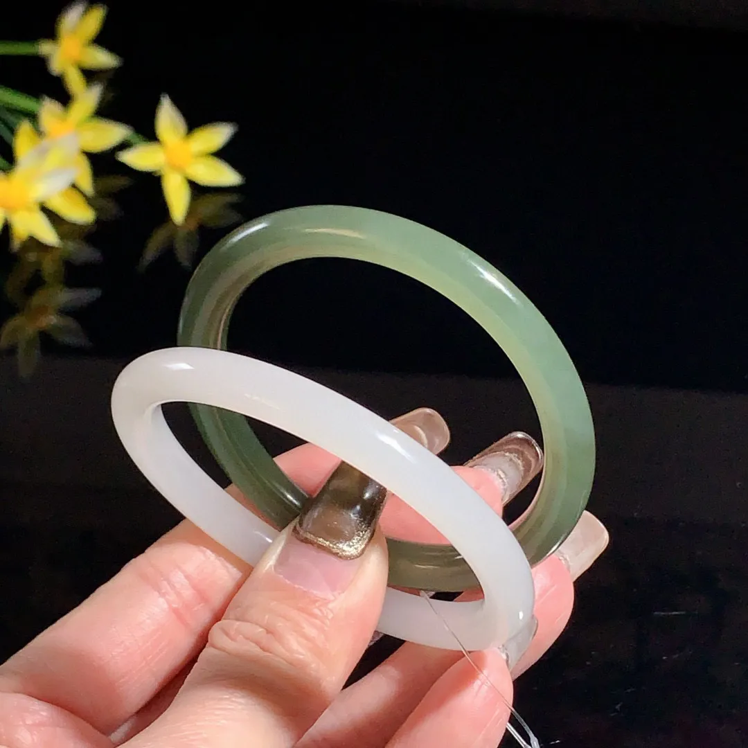 对镯！和田玉51圈口白玉加湖水绿对镯手镯，玉质细腻油润 底色纯净  无裂无杂 脂粉好，品质好