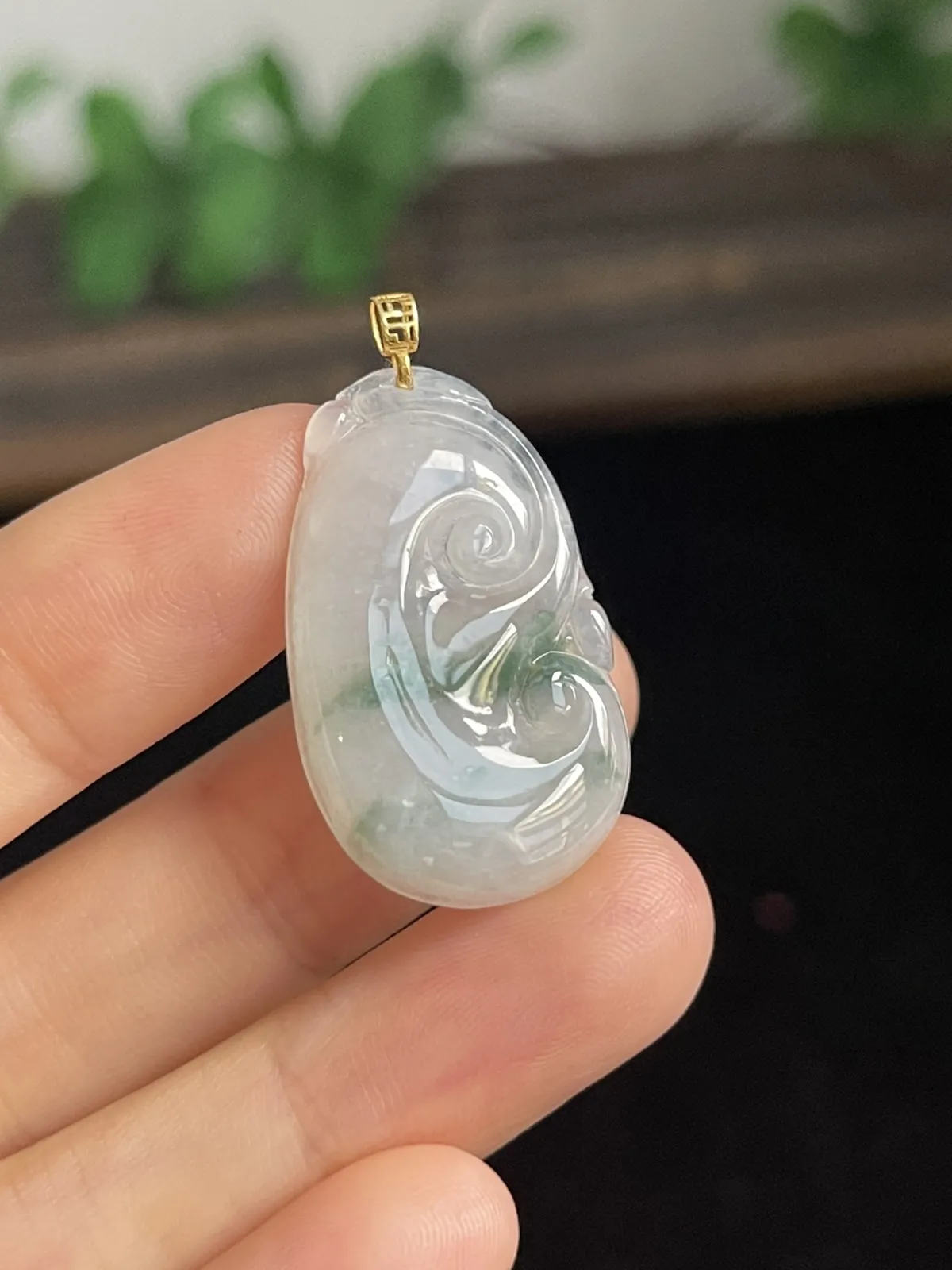 翡翠冰糯种飘绿如意