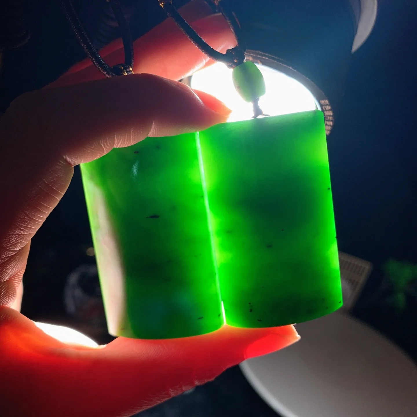 一个价！和田玉菠菜绿绿俄罗斯碧玉平安无事牌挂件。尺寸52/31/10重42.6克 玉质细腻油润 底色纯净 脂粉好，品质好。lt26209