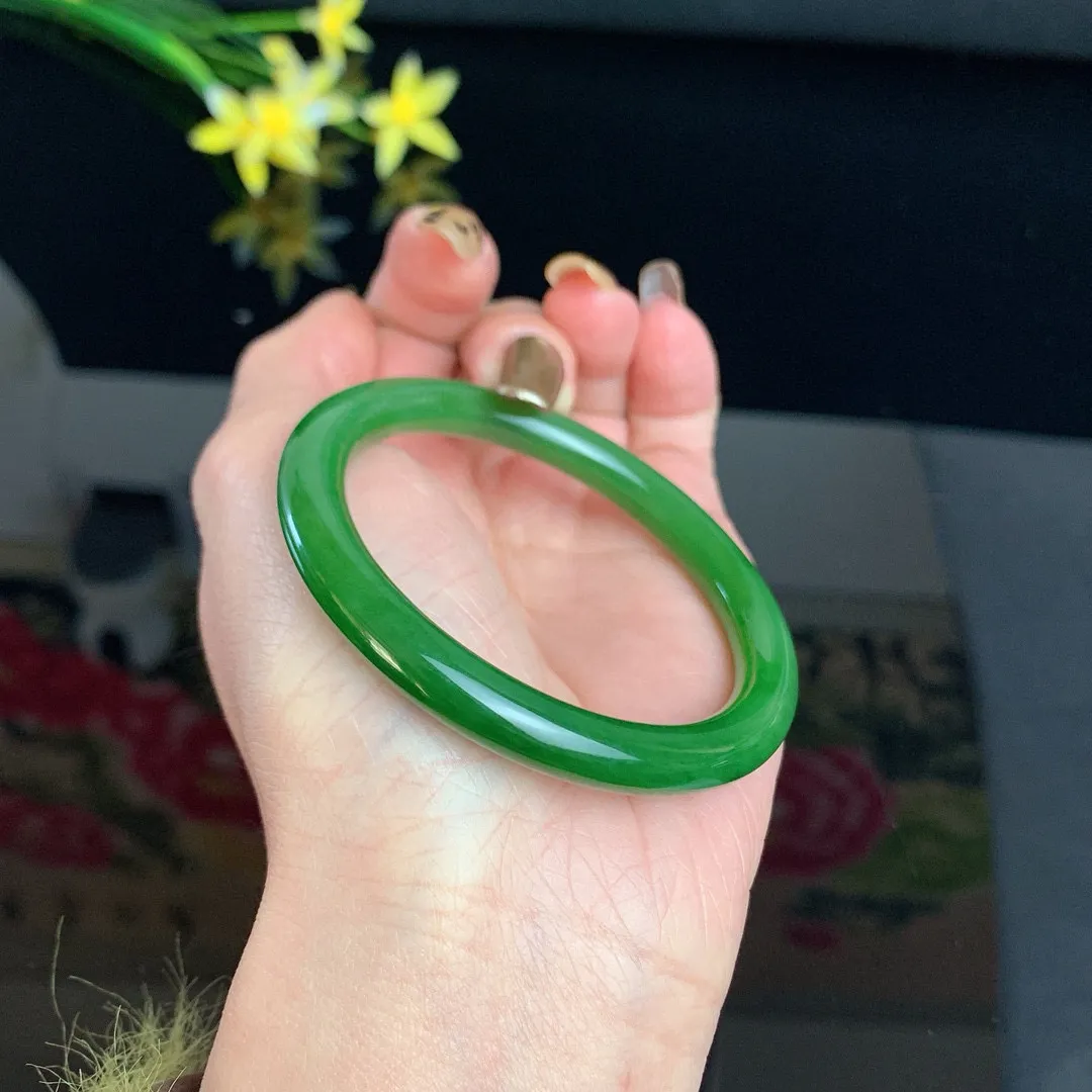 收藏款，和田玉52圈口阳绿色圆条碧玉手镯！玉质细腻油润 底色纯净 无裂无杂 脂粉好，品质高